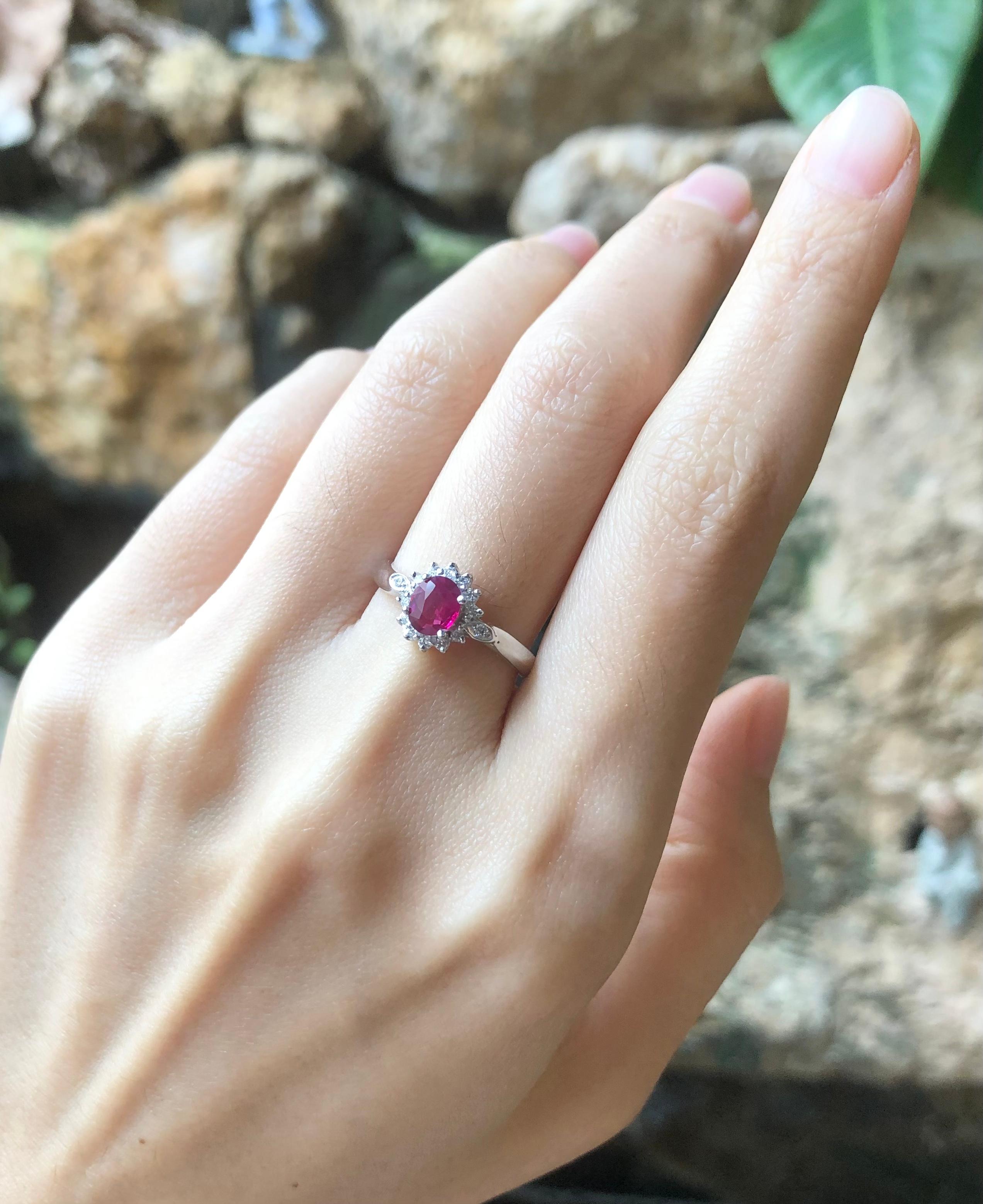 Rubin-Ring mit Diamanten in 18 Karat Weißgold gefasst (Gemischter Schliff) im Angebot