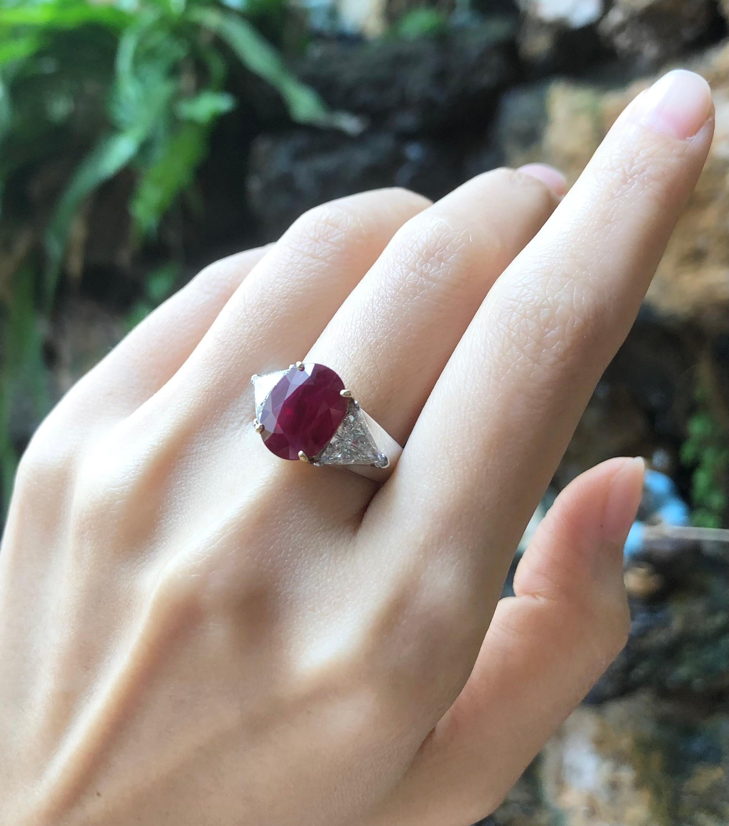 Taille mixte Bague en or blanc 18 carats ornée de rubis et de diamants en vente