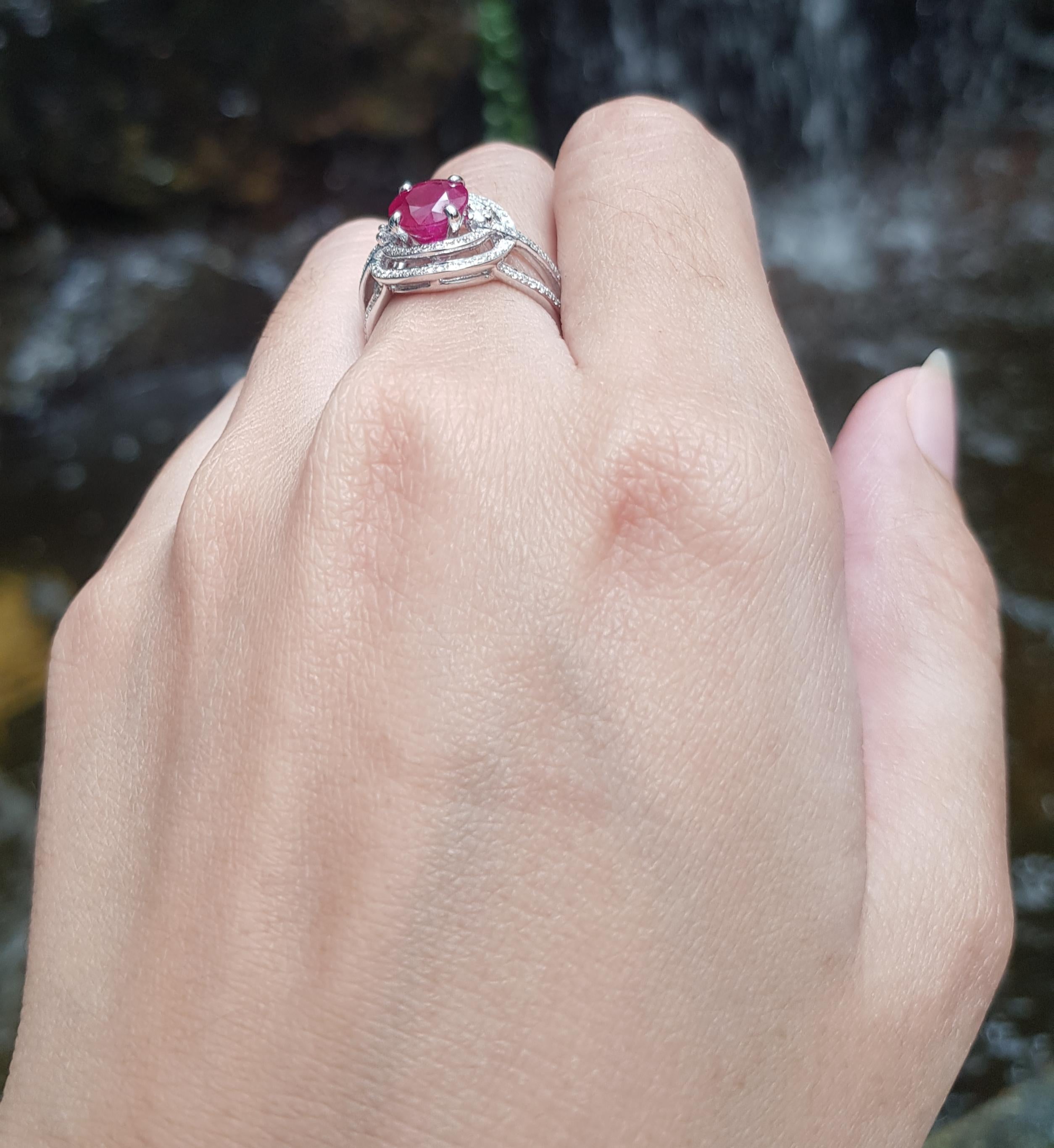 Anillo de Rubí con Diamantes engastado en Oro Blanco de 18 Kilates Corte redondo en venta