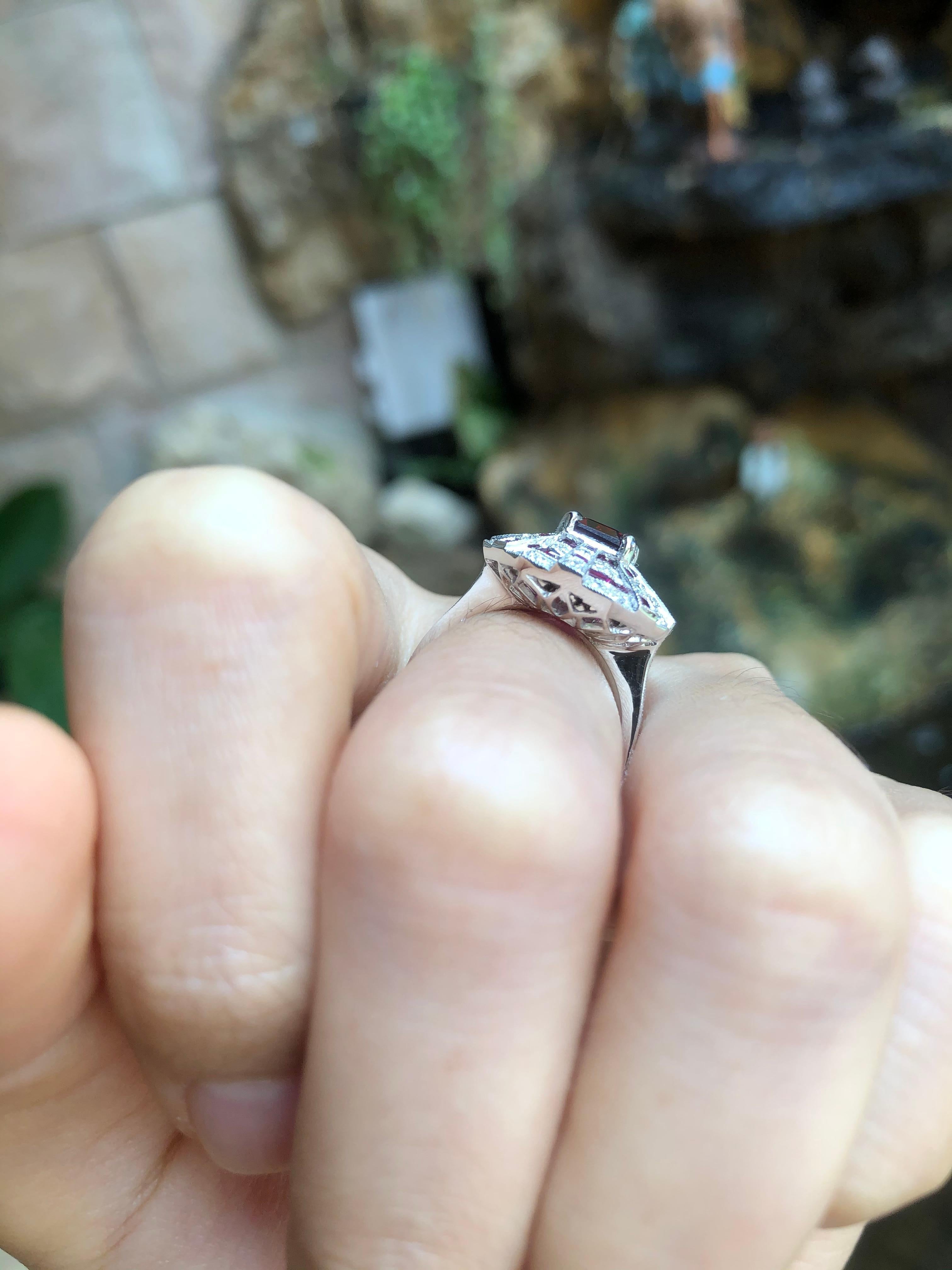 Rubin-Ring mit Diamanten in 18 Karat Weißgold gefasst im Zustand „Neu“ im Angebot in Bangkok, TH