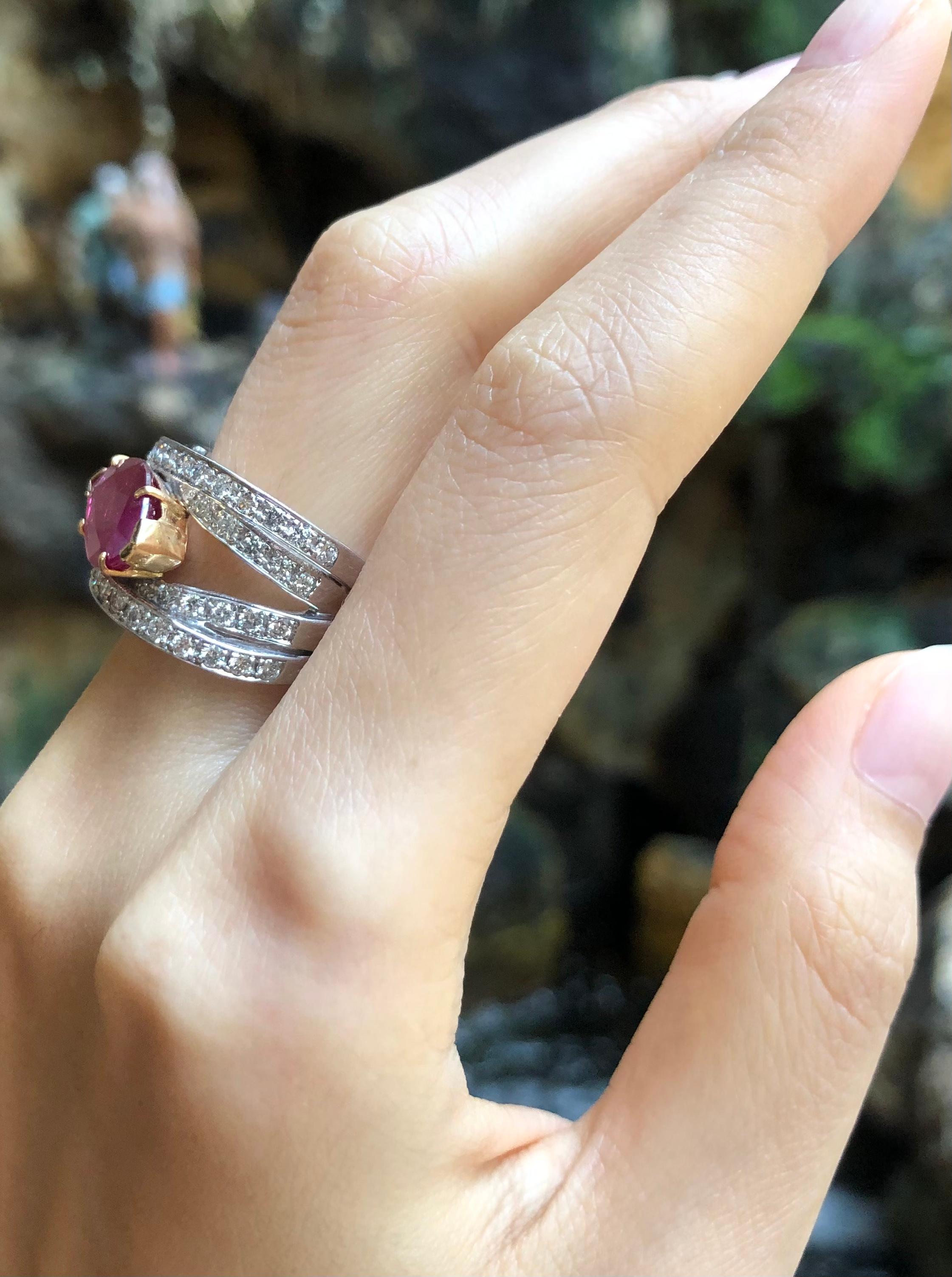 Rubin mit Diamantring in 18 Karat Weißgold gefasst im Zustand „Neu“ im Angebot in Bangkok, TH