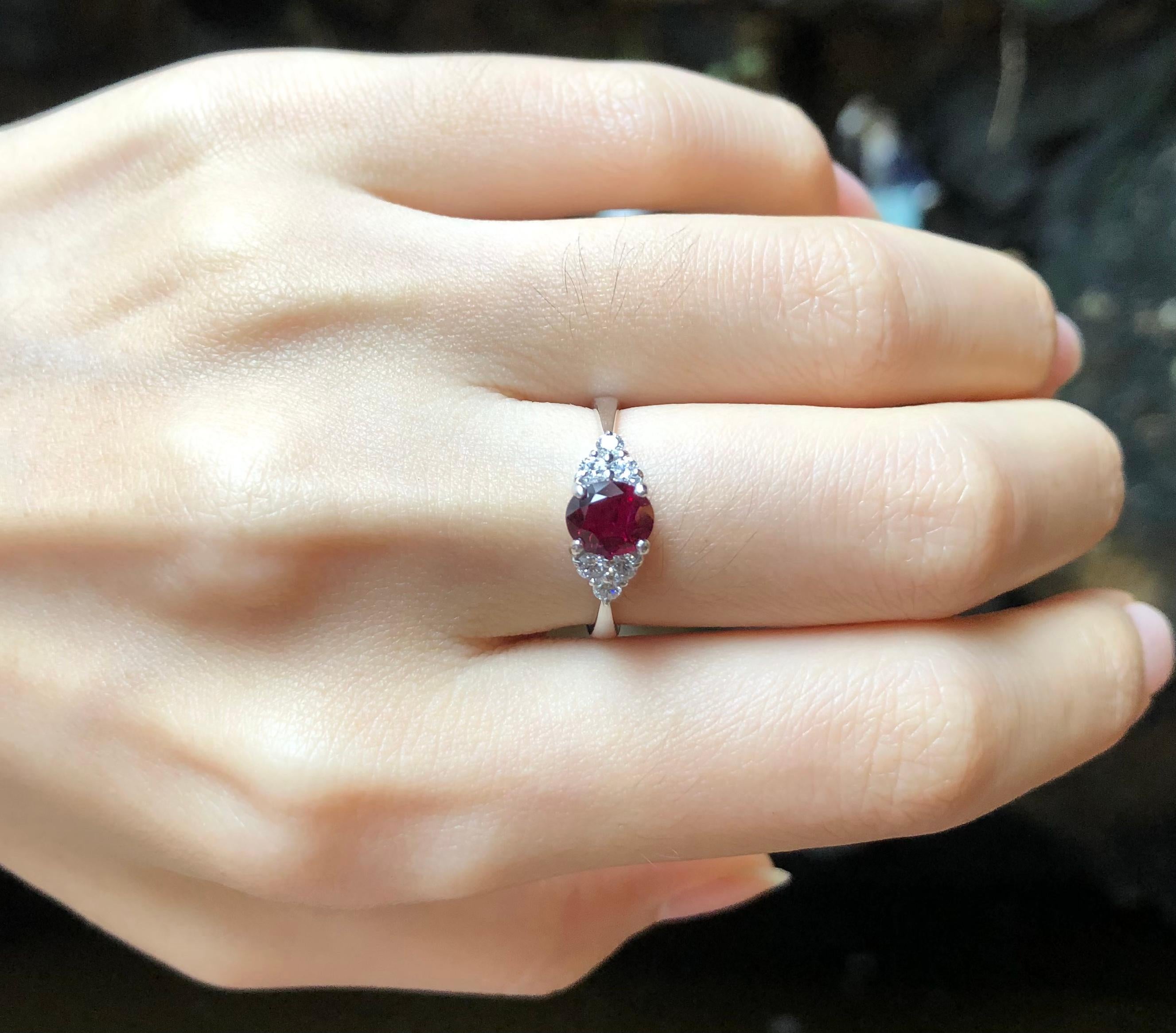 Anello con rubino e diamanti incastonati in oro bianco 18 carati In condizioni Nuovo in vendita a Bangkok, TH