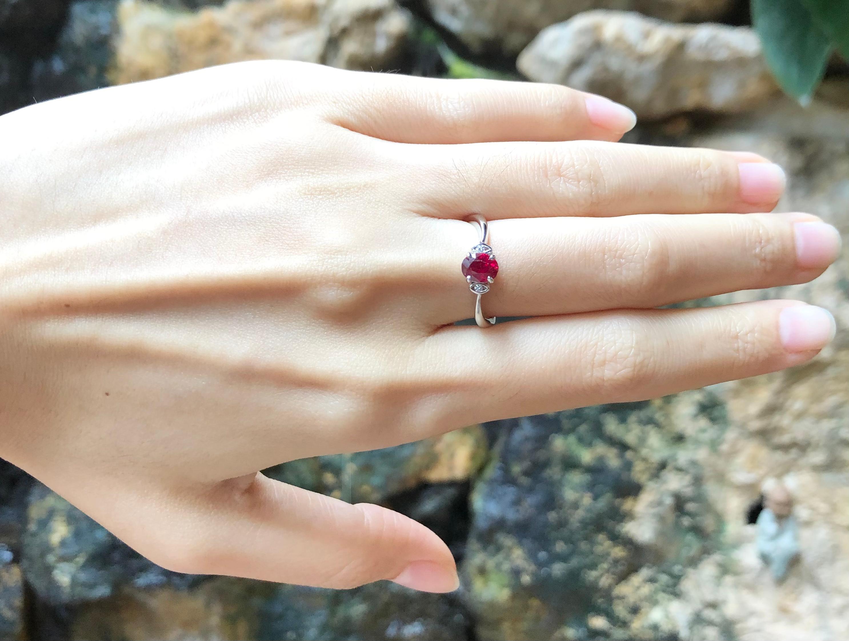 Rubin mit Diamantring in 18 Karat Weißgold gefasst Damen im Angebot
