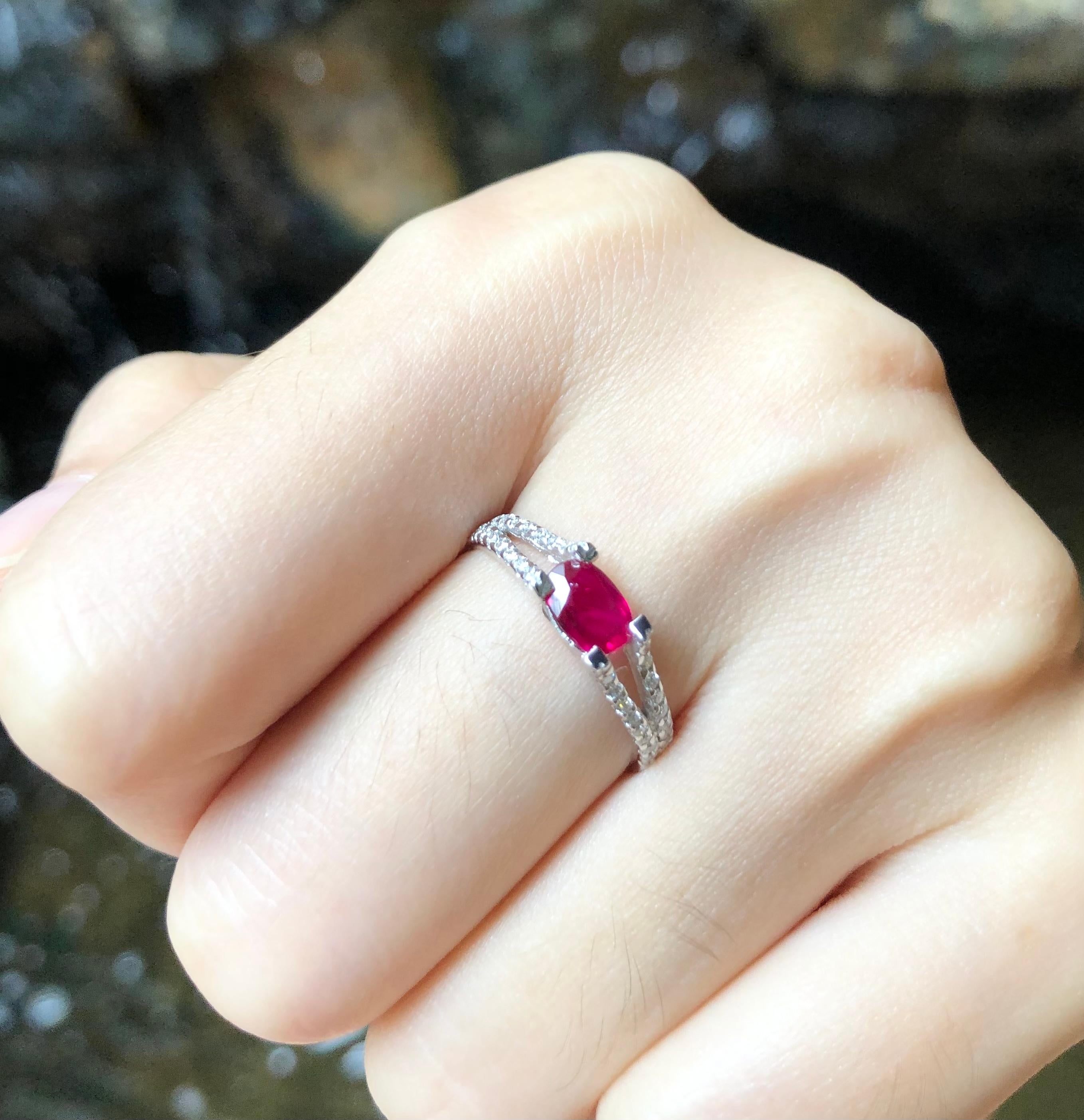 Bague en rubis et diamants sertie dans des montures en or blanc 18 carats Neuf - En vente à Bangkok, TH