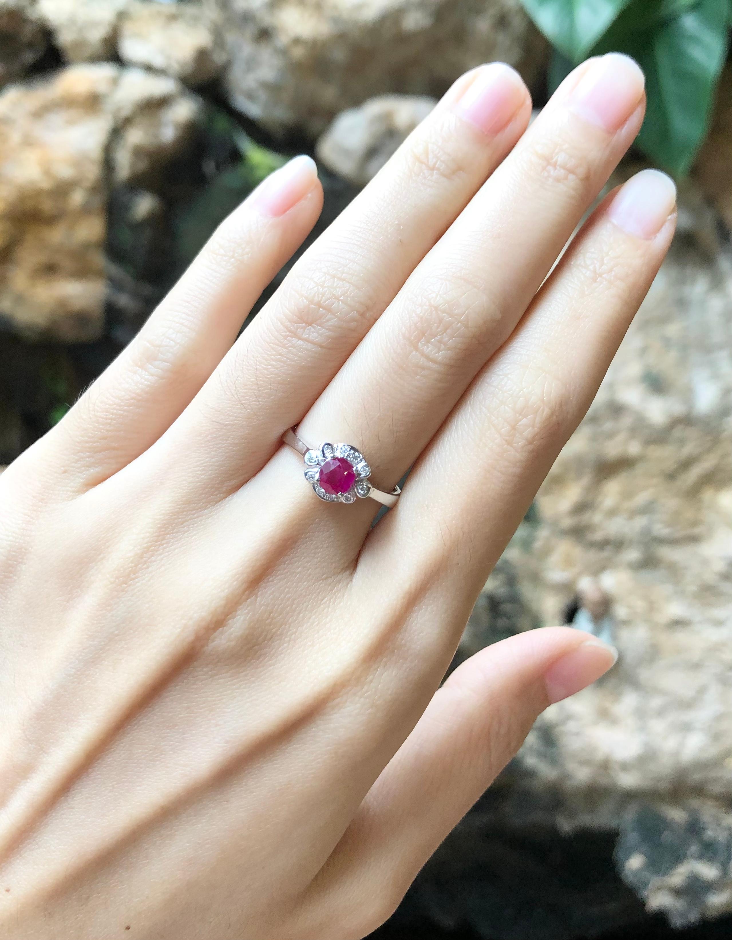 Rubin mit Diamantring in 18 Karat Weißgold gefasst im Zustand „Neu“ im Angebot in Bangkok, TH