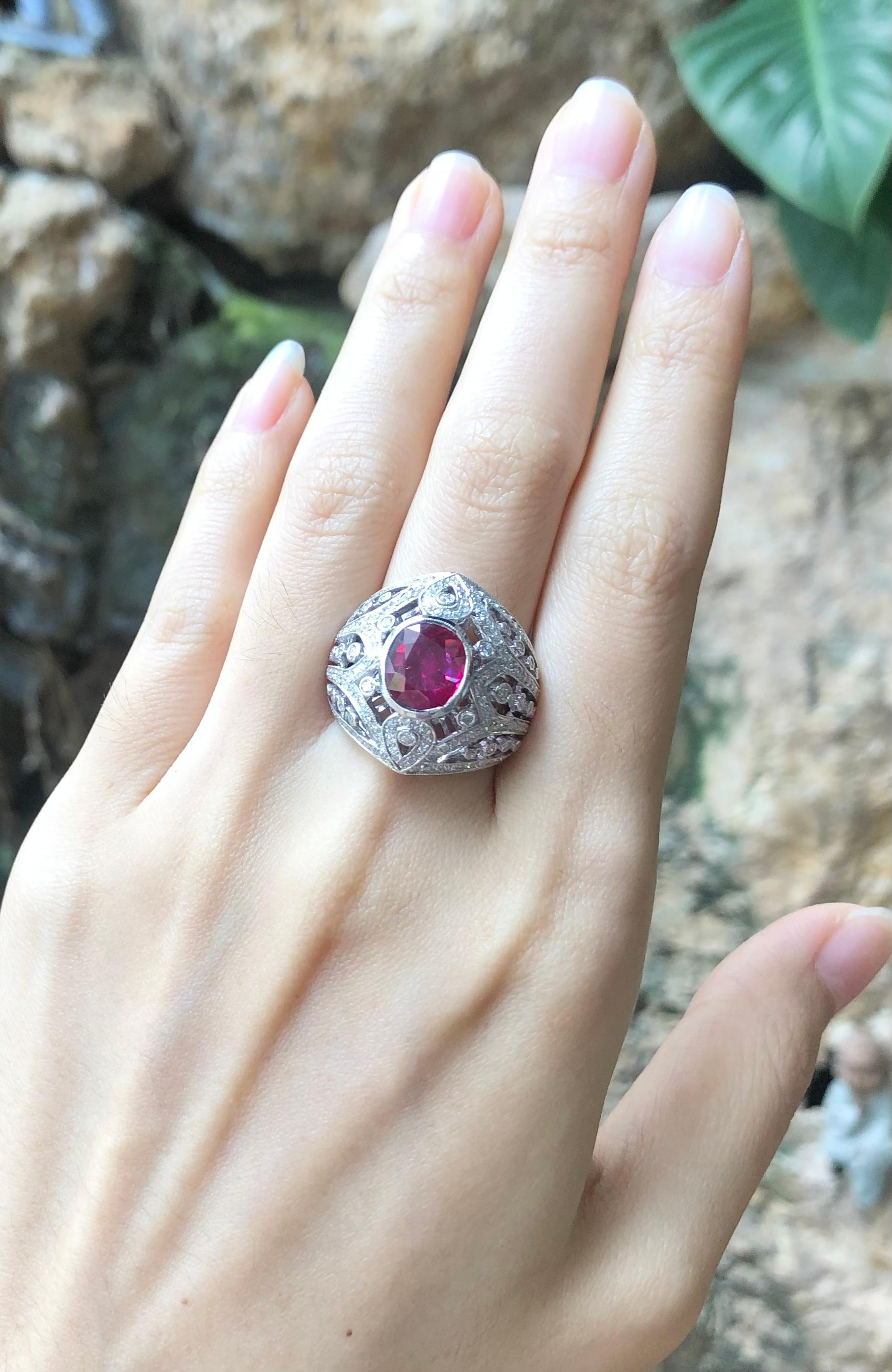 Bague en or blanc 18 carats sertie de rubis et de diamants Neuf - En vente à Bangkok, TH