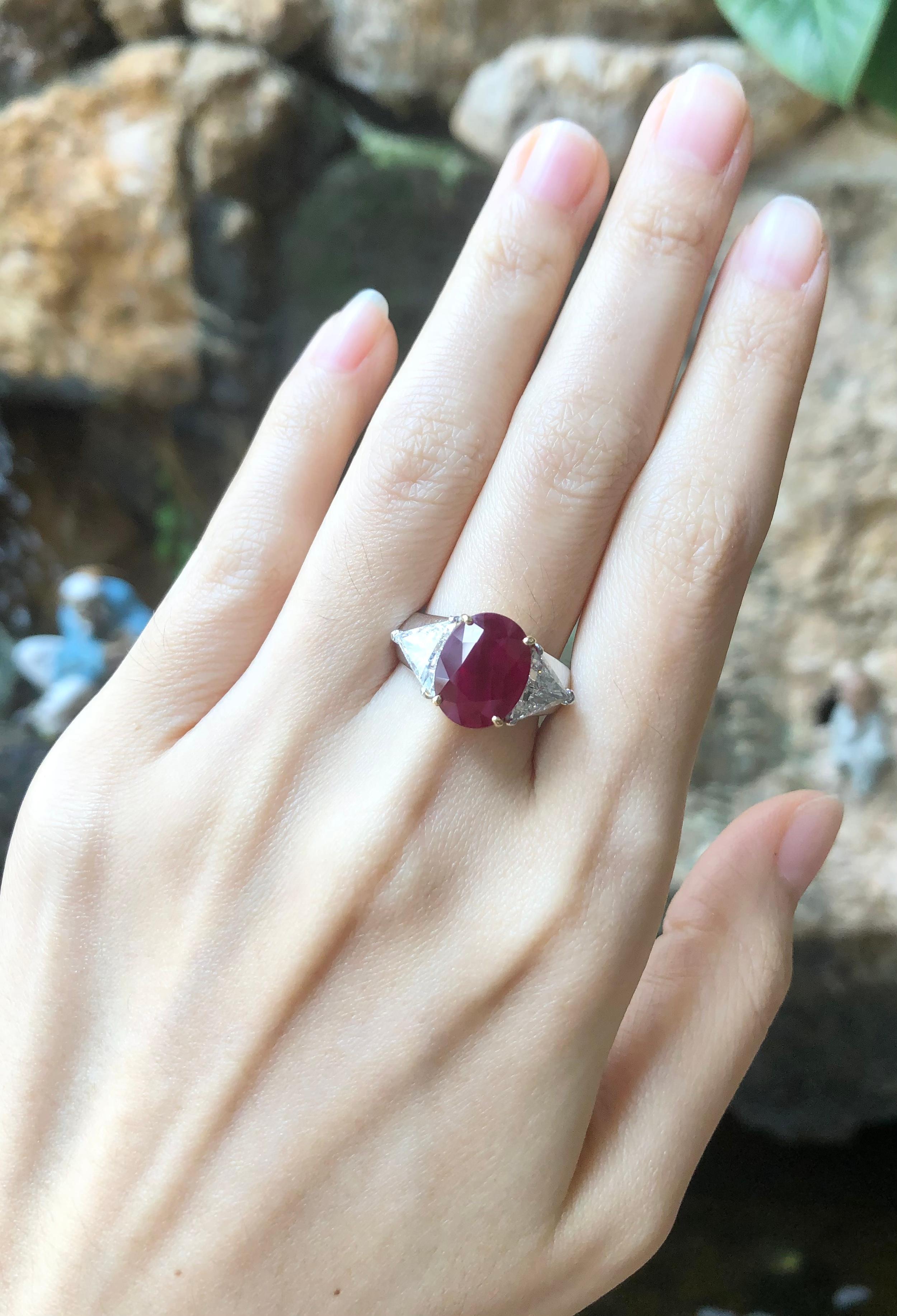 Bague en or blanc 18 carats ornée de rubis et de diamants Neuf - En vente à Bangkok, TH