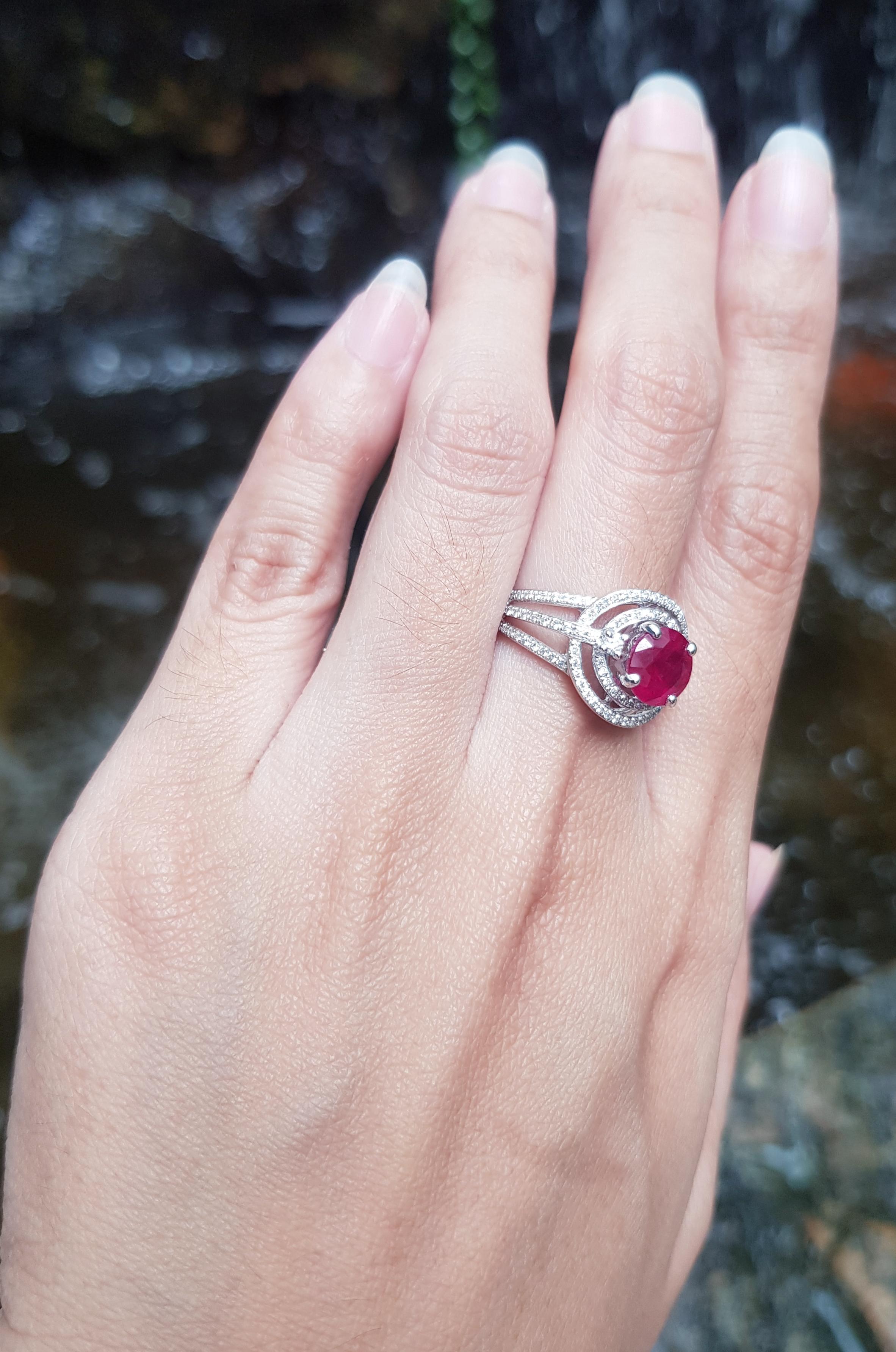 Anillo de Rubí con Diamantes engastado en Oro Blanco de 18 Kilates en Nuevo estado para la venta en Bangkok, TH