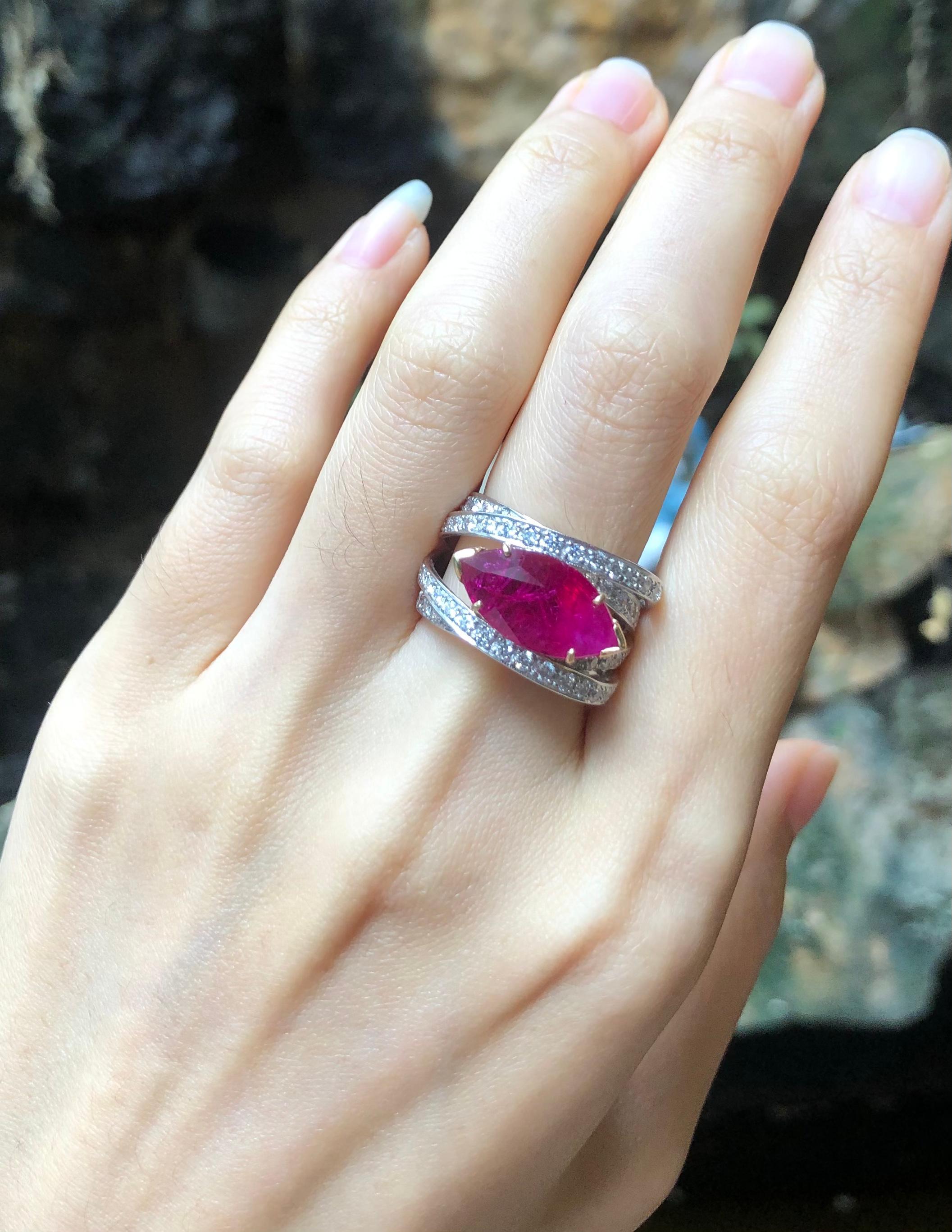 Rubin mit Diamantring in 18 Karat Weißgold gefasst Damen im Angebot