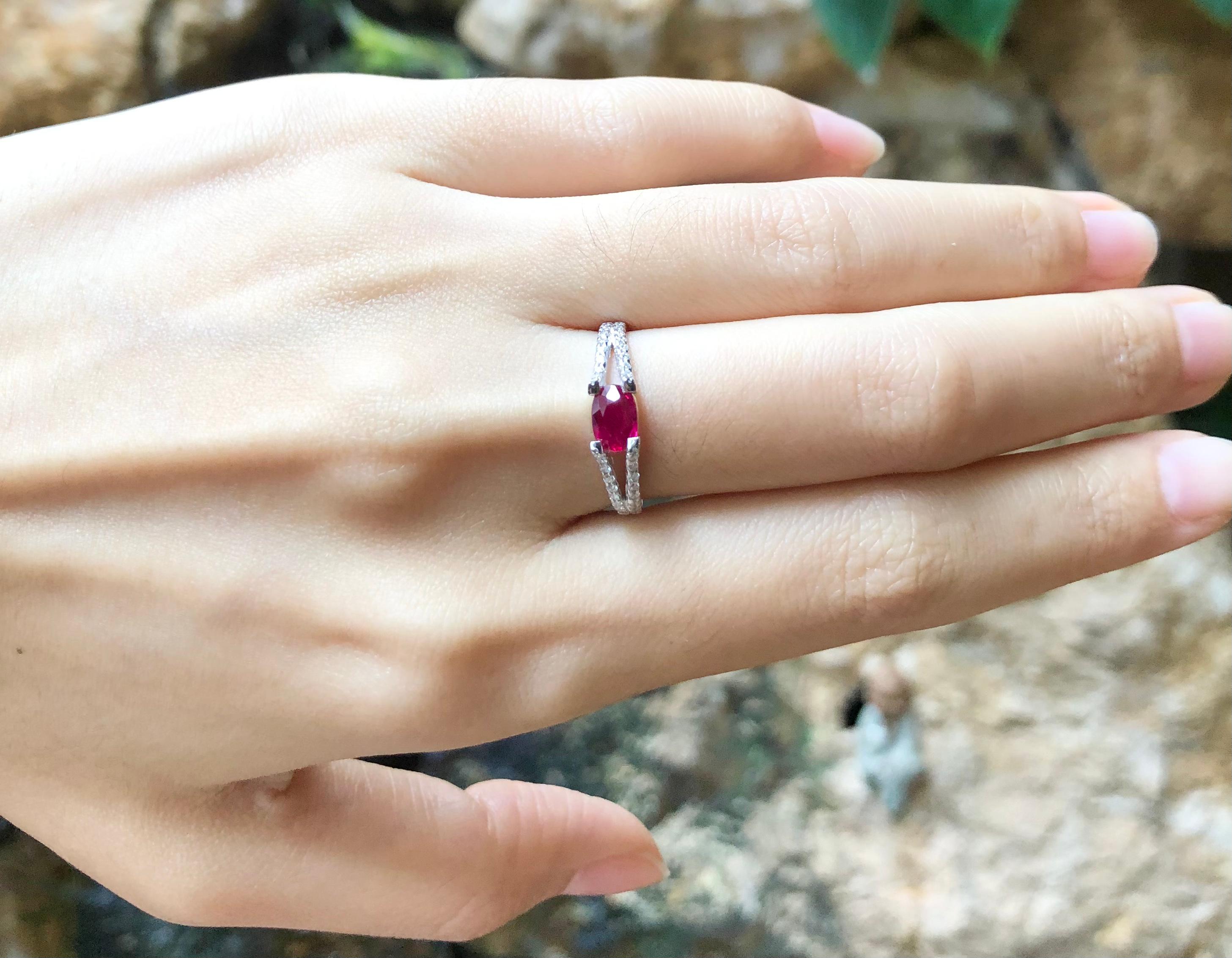 Bague en rubis et diamants sertie dans des montures en or blanc 18 carats Pour femmes en vente