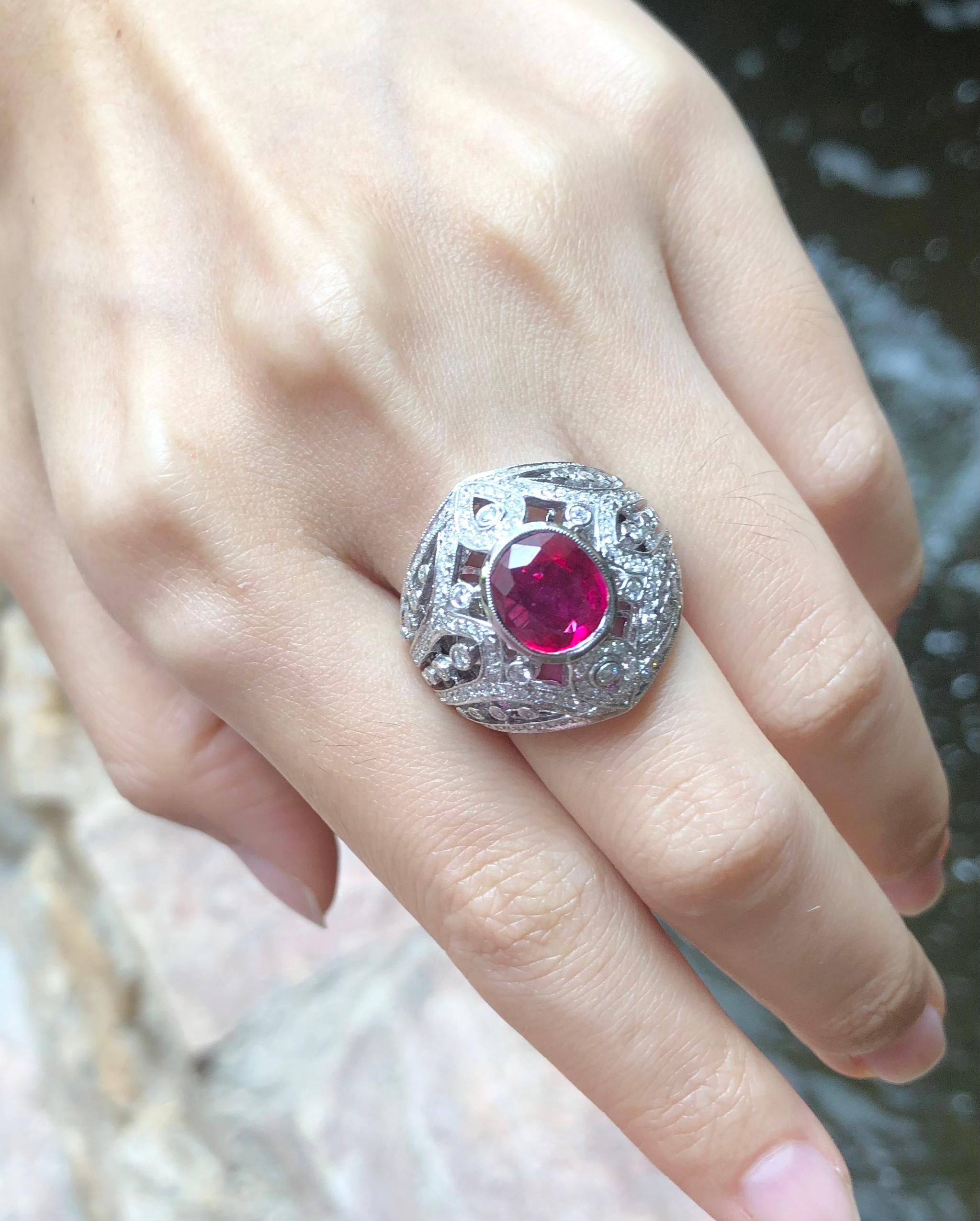 Bague en or blanc 18 carats sertie de rubis et de diamants Pour femmes en vente