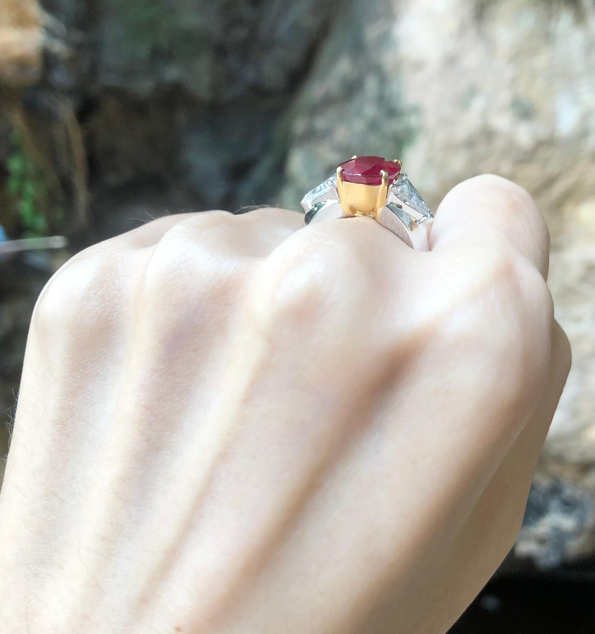 Bague en or blanc 18 carats ornée de rubis et de diamants Pour femmes en vente