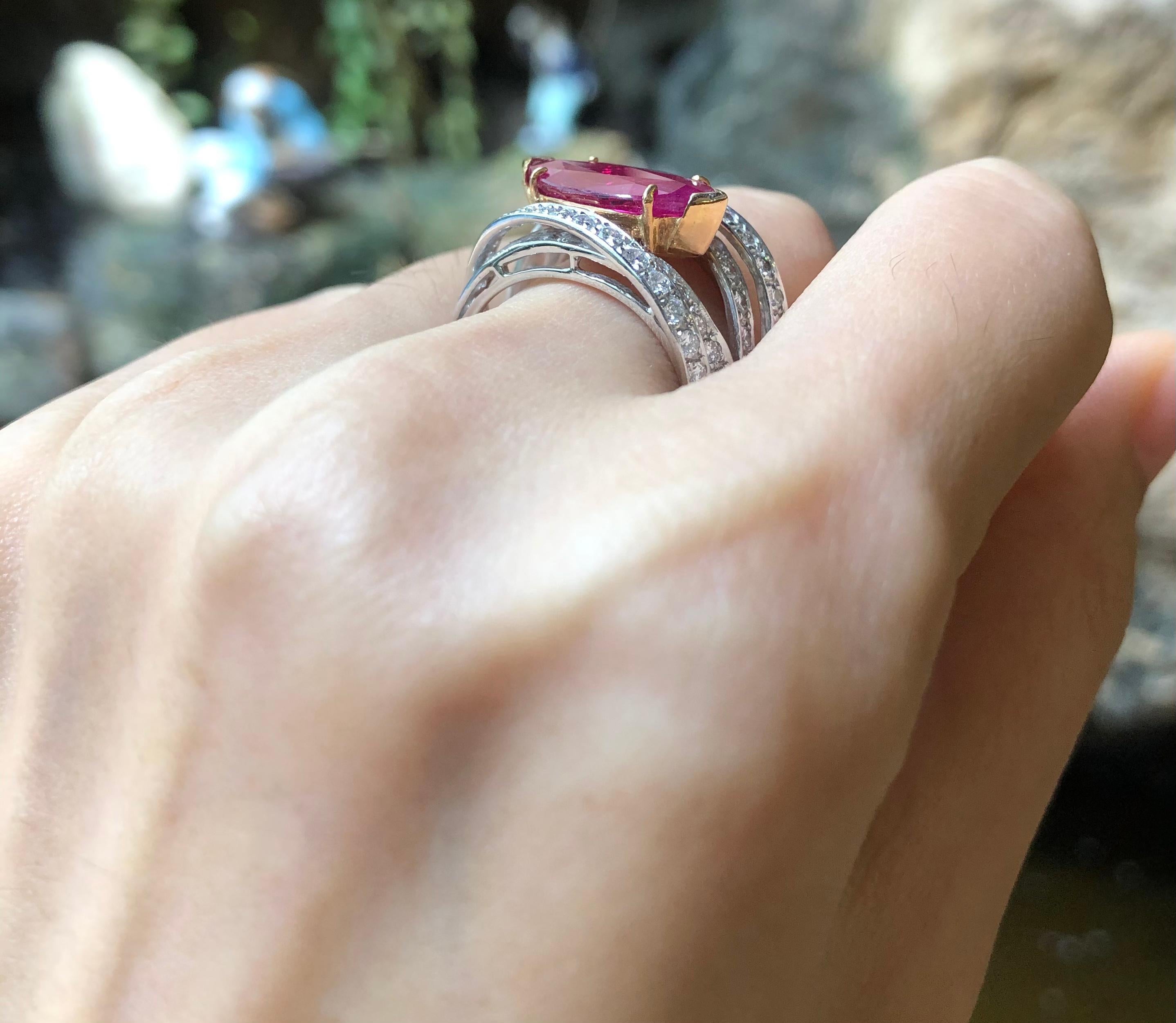 Rubin mit Diamantring in 18 Karat Weißgold gefasst im Angebot 1
