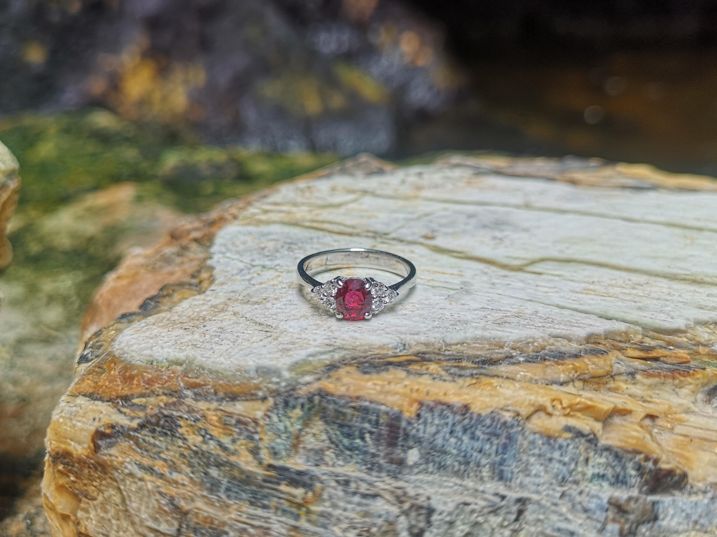 Anello con rubino e diamanti incastonati in oro bianco 18 carati in vendita 1