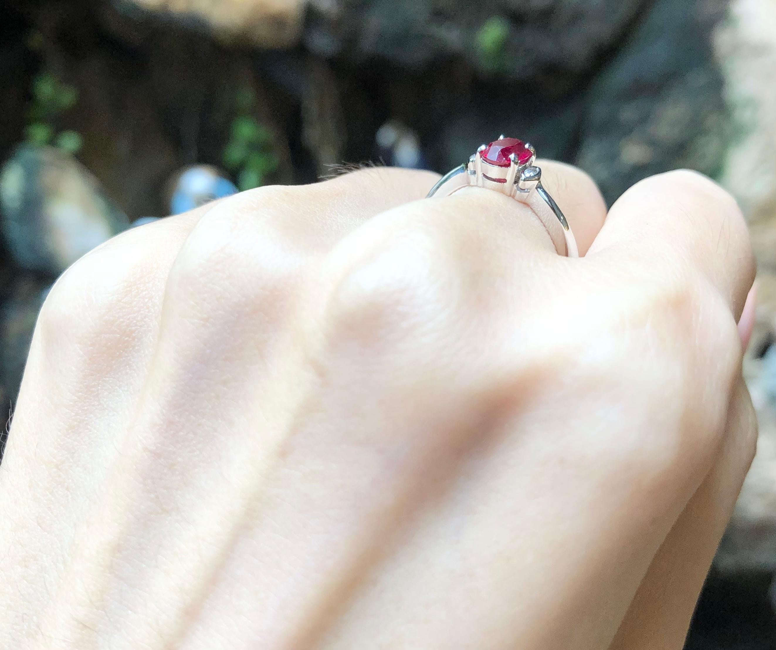 Rubin mit Diamantring in 18 Karat Weißgold gefasst im Angebot 2