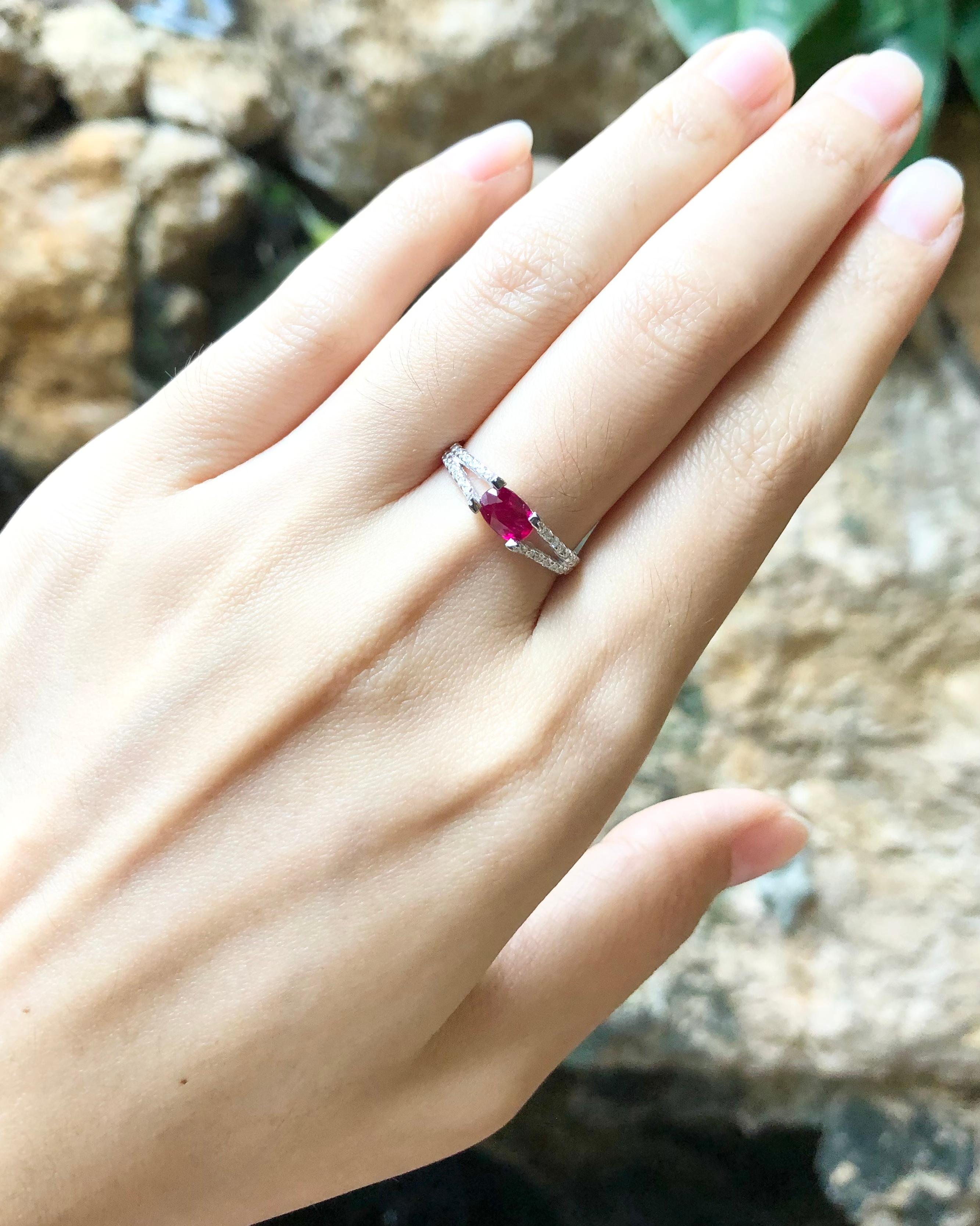 Bague en rubis et diamants sertie dans des montures en or blanc 18 carats en vente 1