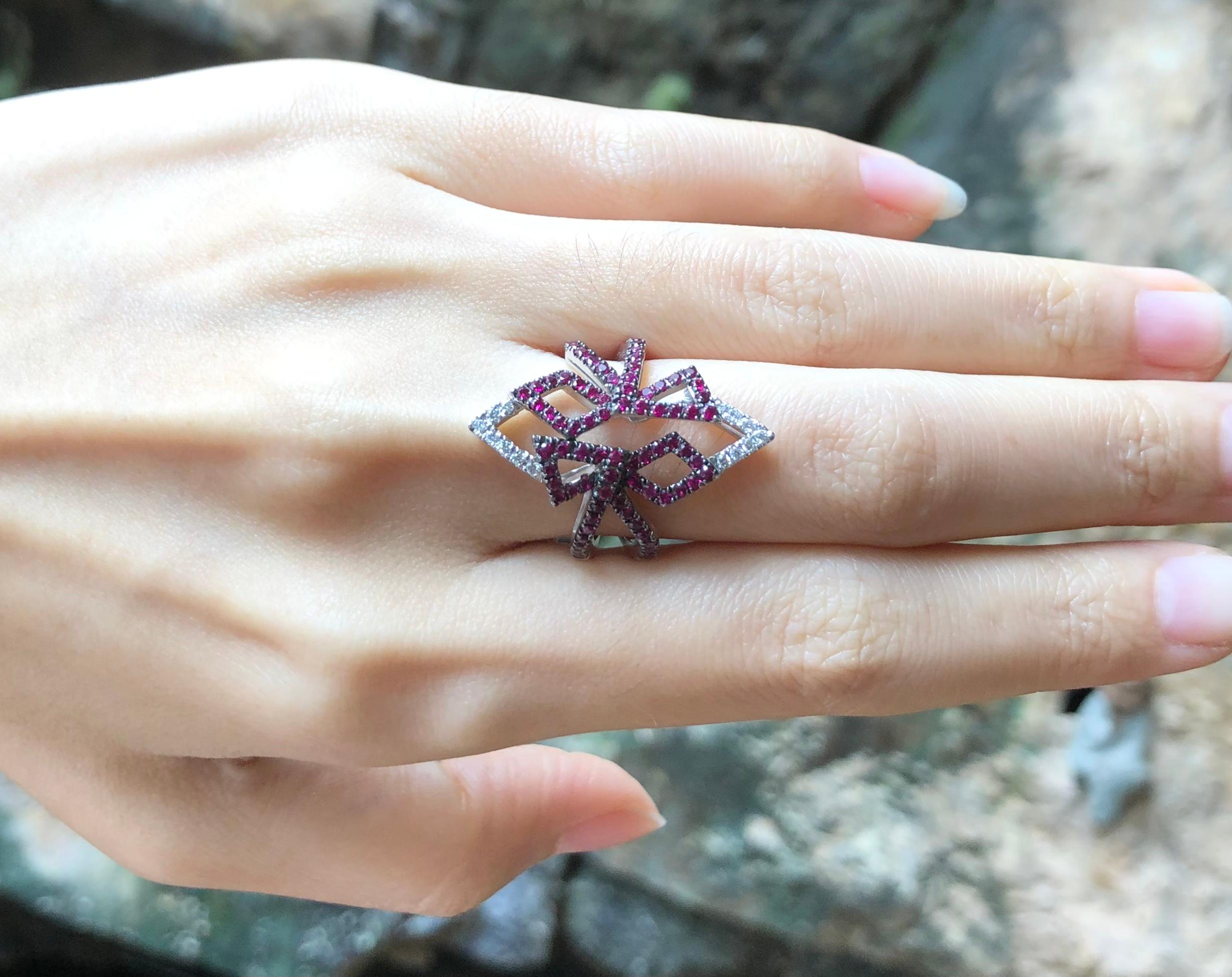 Rubin mit Diamantring in 18 Karat Weißgold gefasst im Angebot 1