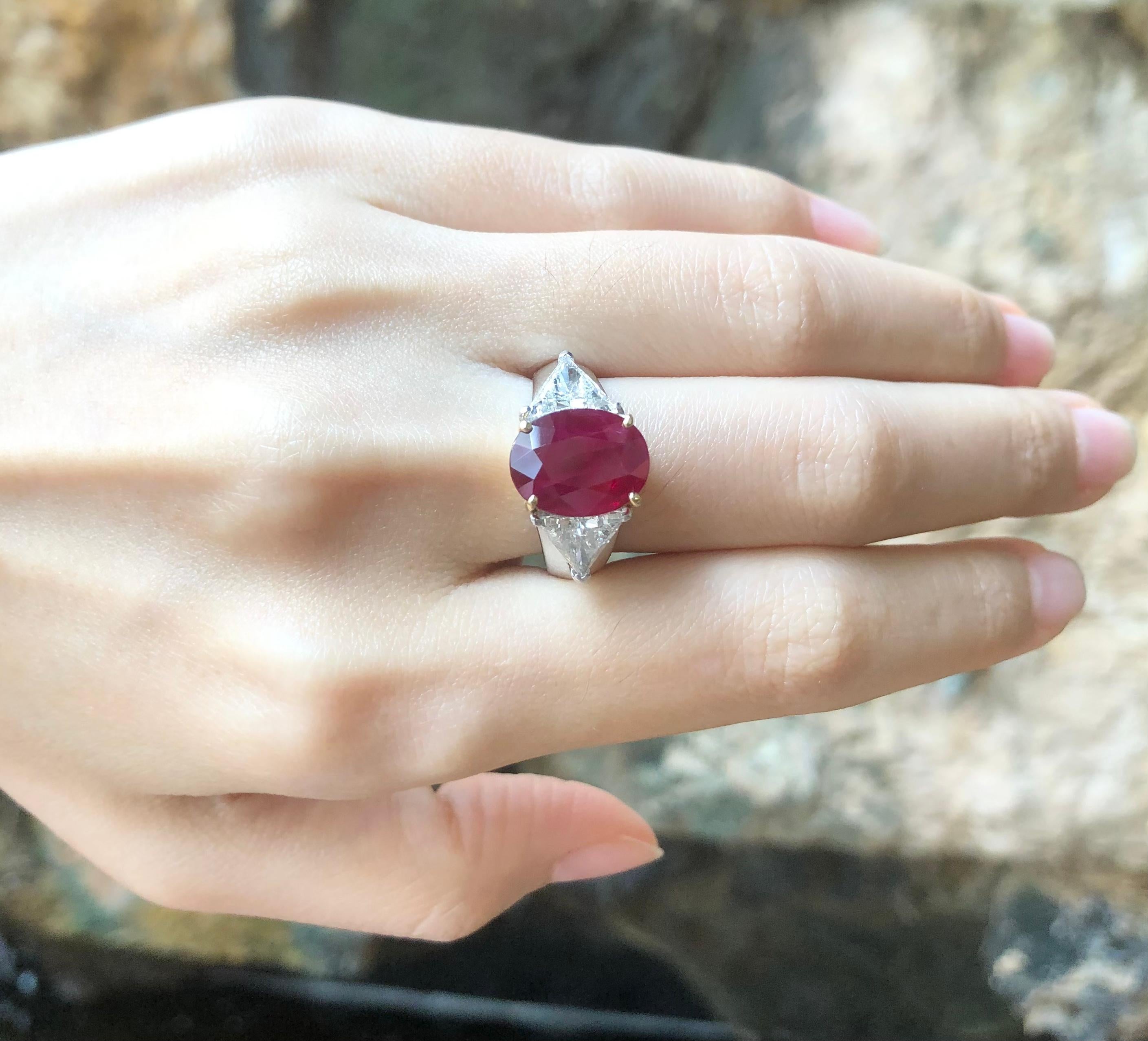 Bague en or blanc 18 carats ornée de rubis et de diamants en vente 1