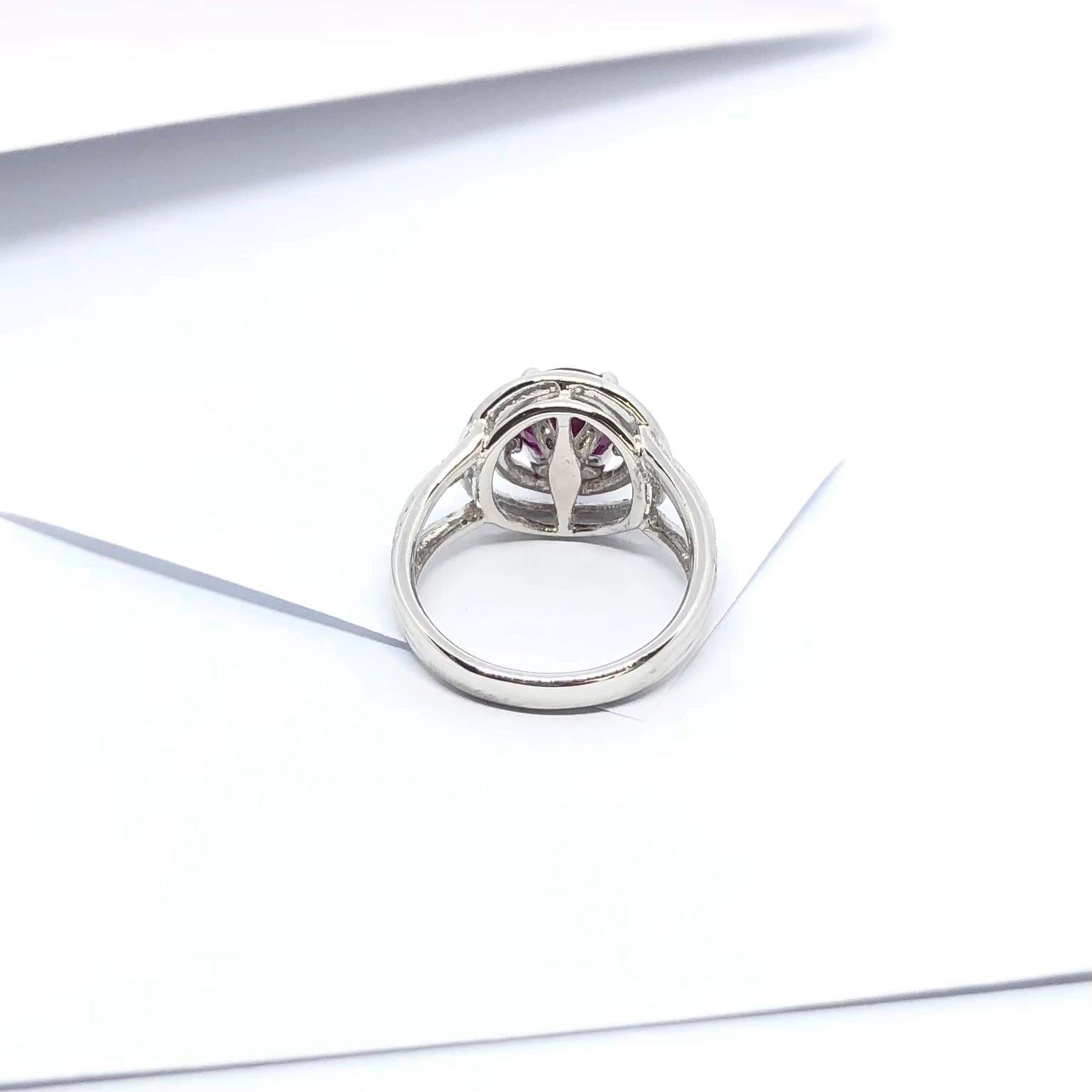 Anillo de Rubí con Diamantes engastado en Oro Blanco de 18 Kilates en venta 1