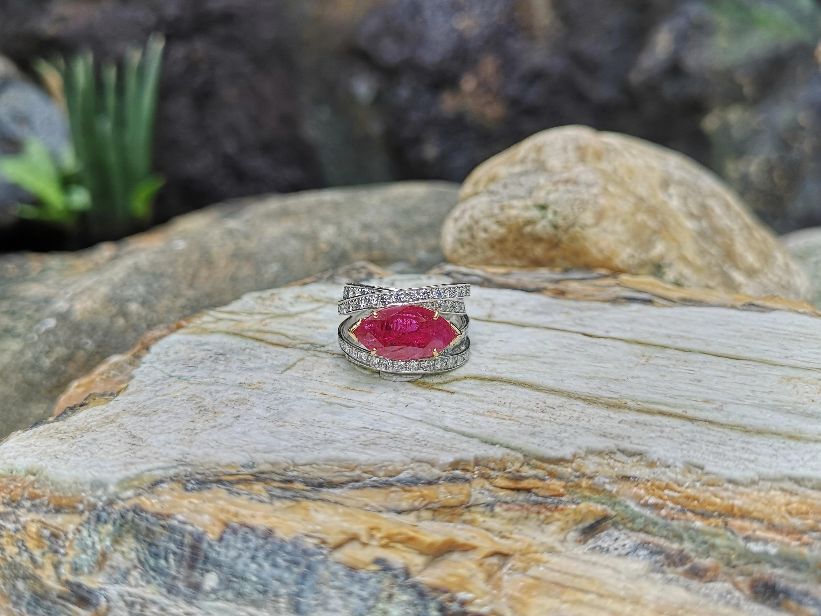 Rubin mit Diamantring in 18 Karat Weißgold gefasst im Angebot 2