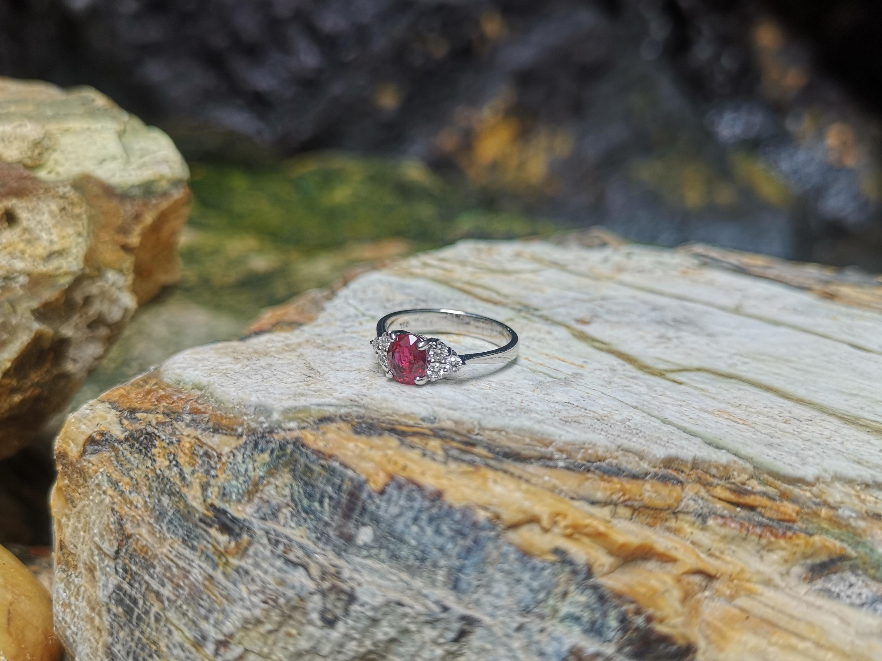 Anello con rubino e diamanti incastonati in oro bianco 18 carati in vendita 2