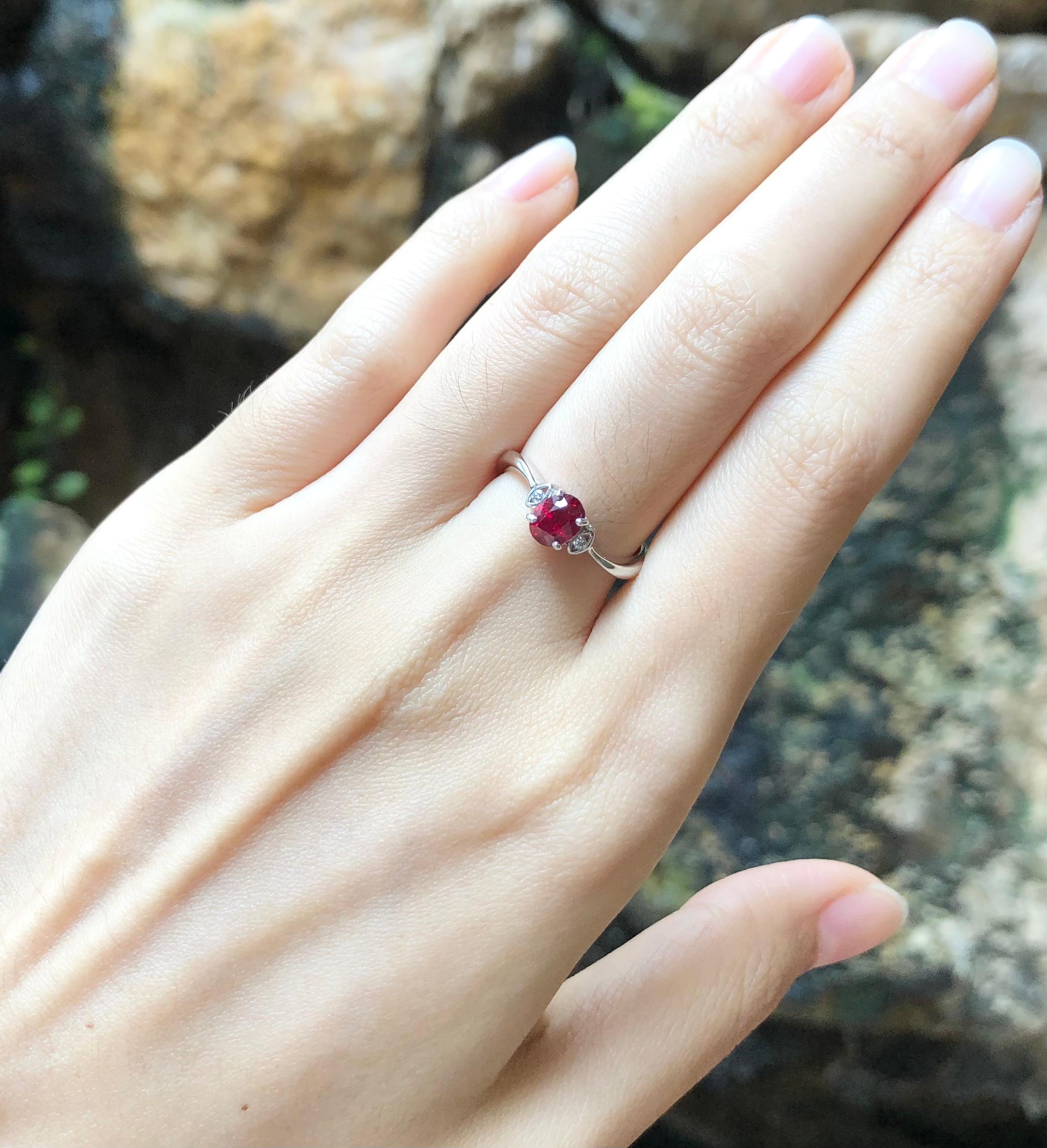 Rubin mit Diamantring in 18 Karat Weißgold gefasst im Angebot 3