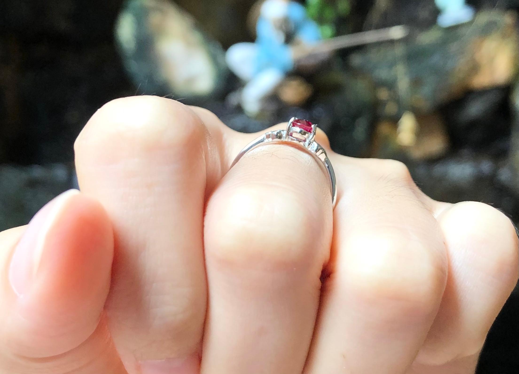 Bague en rubis et diamants sertie dans des montures en or blanc 18 carats en vente 2