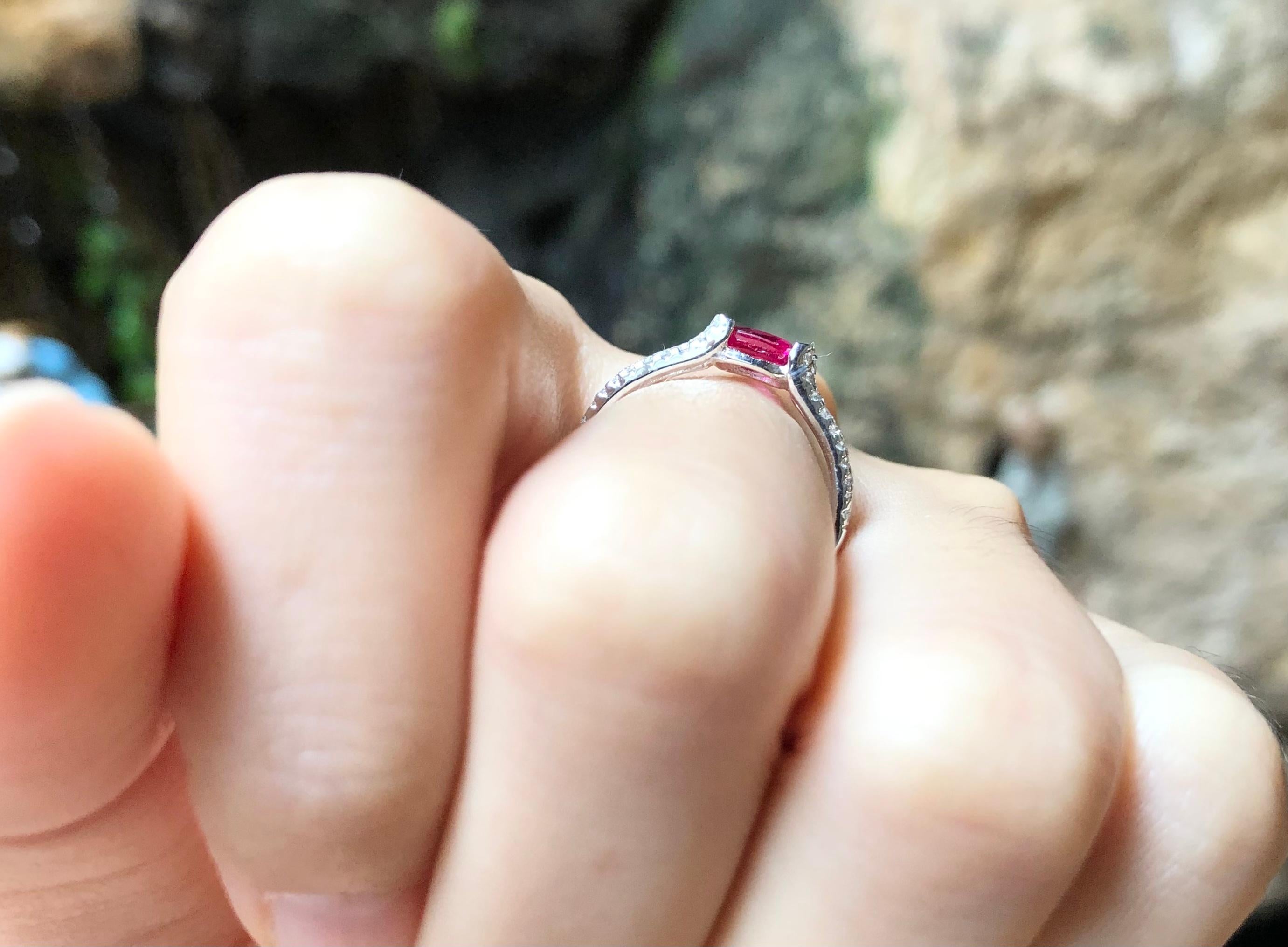 Bague en rubis et diamants sertie dans des montures en or blanc 18 carats en vente 2