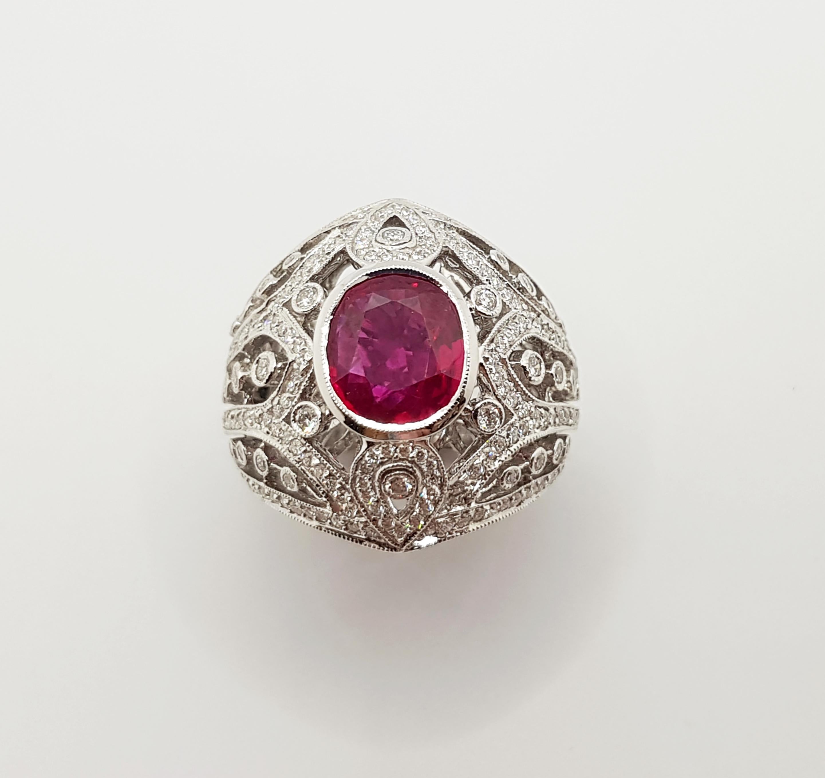 Bague en or blanc 18 carats sertie de rubis et de diamants en vente 2