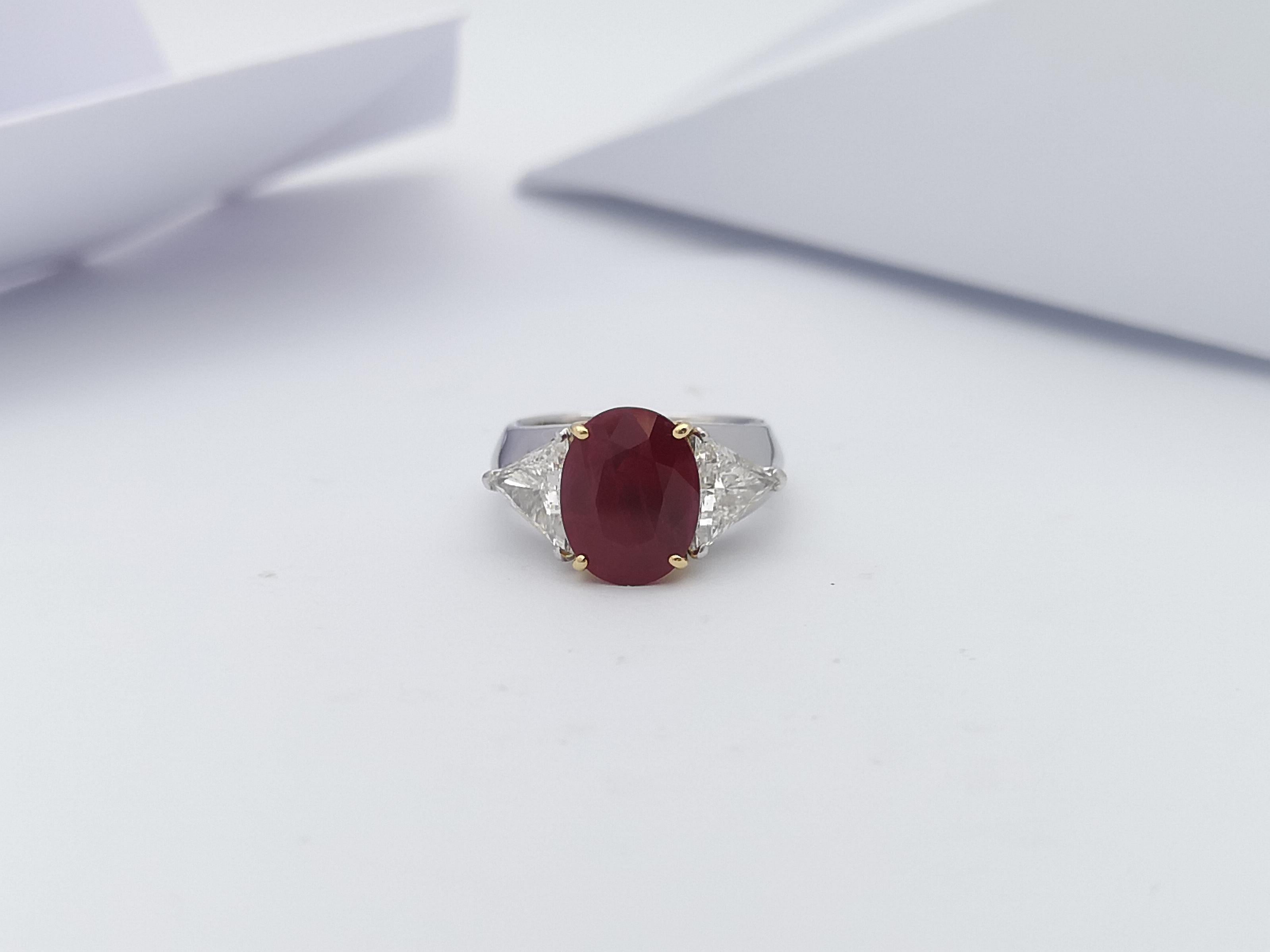 Bague en or blanc 18 carats ornée de rubis et de diamants en vente 2