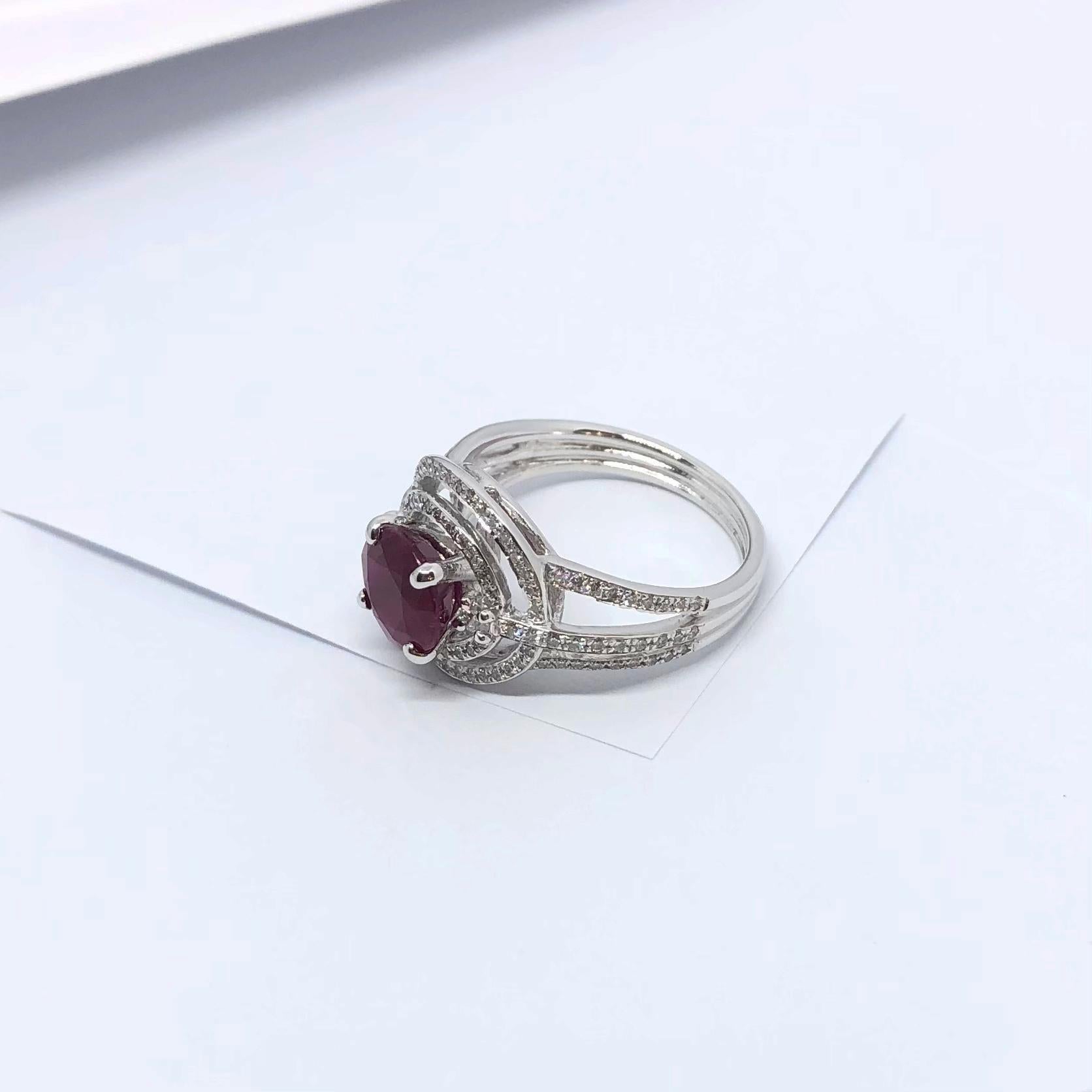Anillo de Rubí con Diamantes engastado en Oro Blanco de 18 Kilates en venta 2