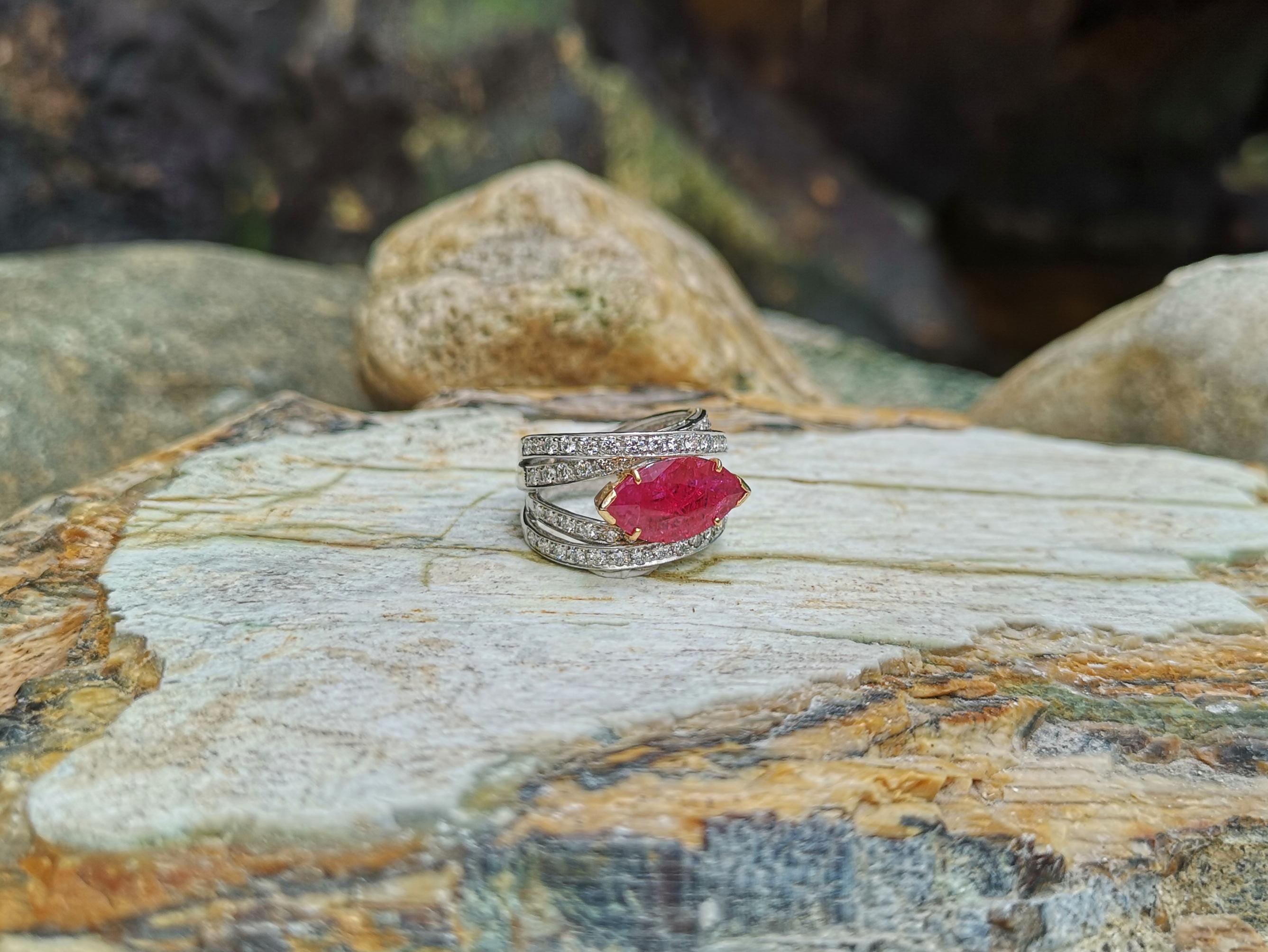 Rubin mit Diamantring in 18 Karat Weißgold gefasst im Angebot 3