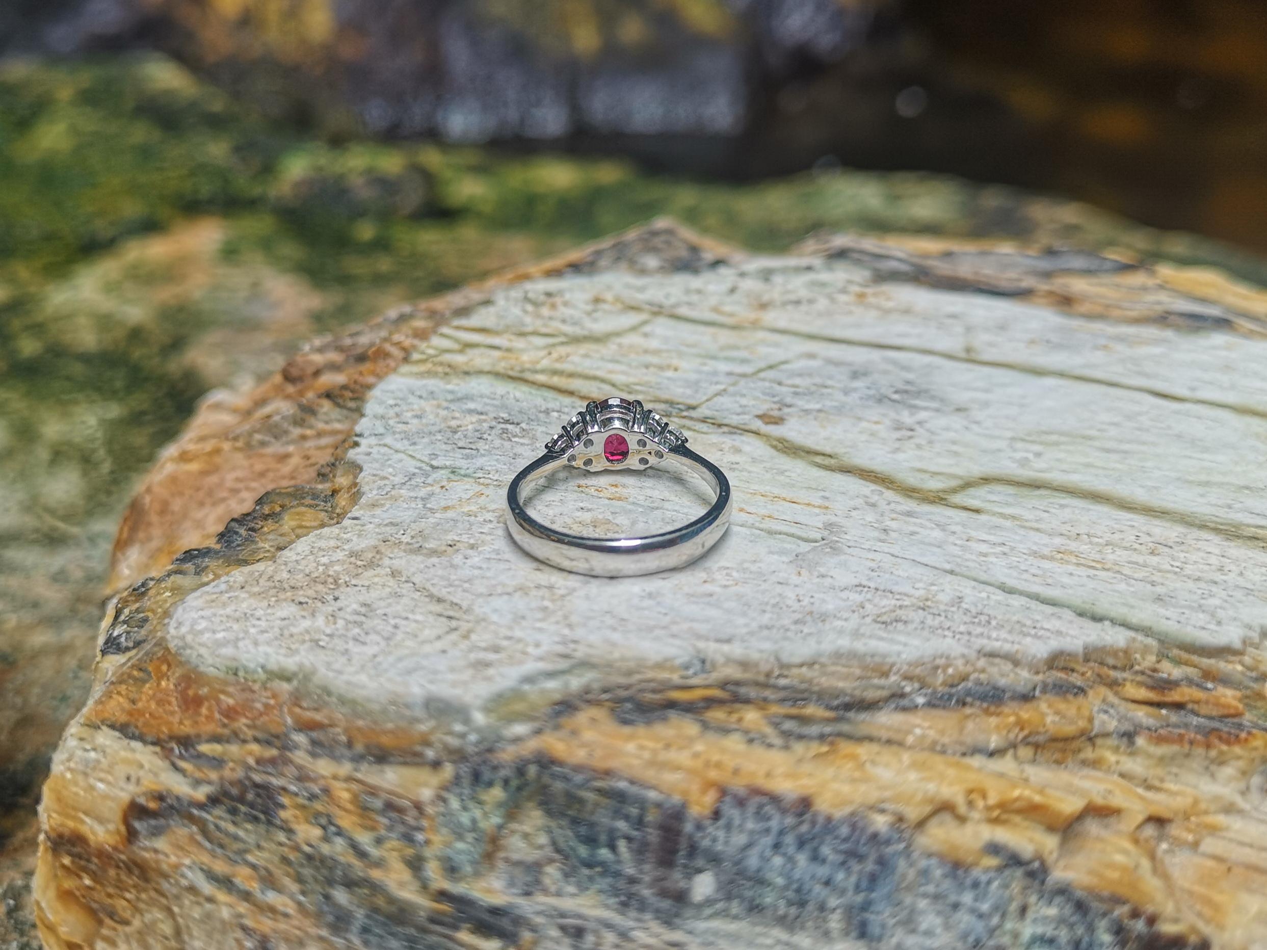 Anello con rubino e diamanti incastonati in oro bianco 18 carati in vendita 3