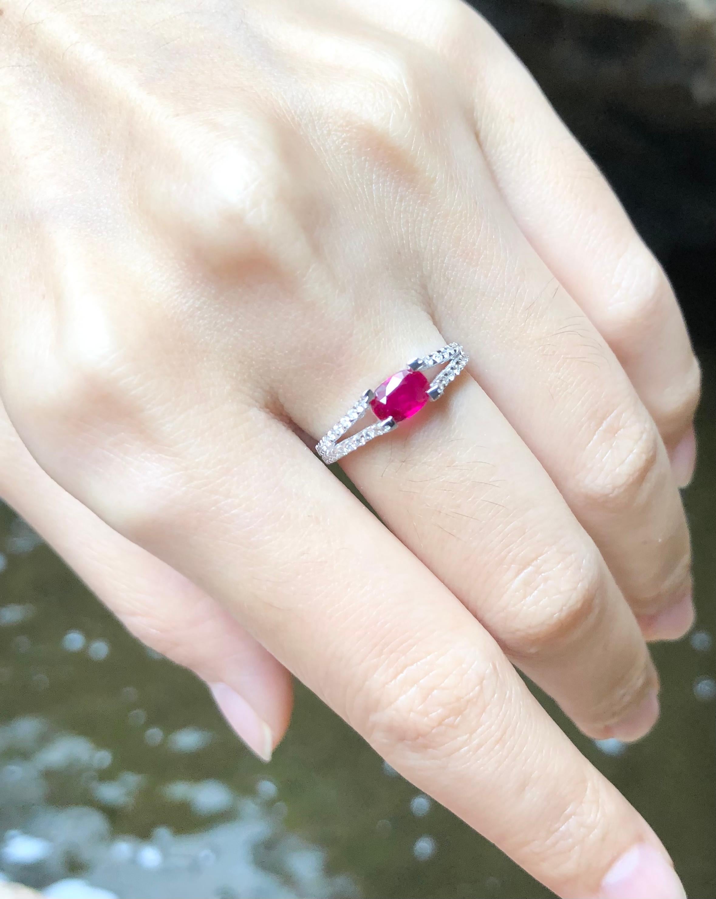Bague en rubis et diamants sertie dans des montures en or blanc 18 carats en vente 3