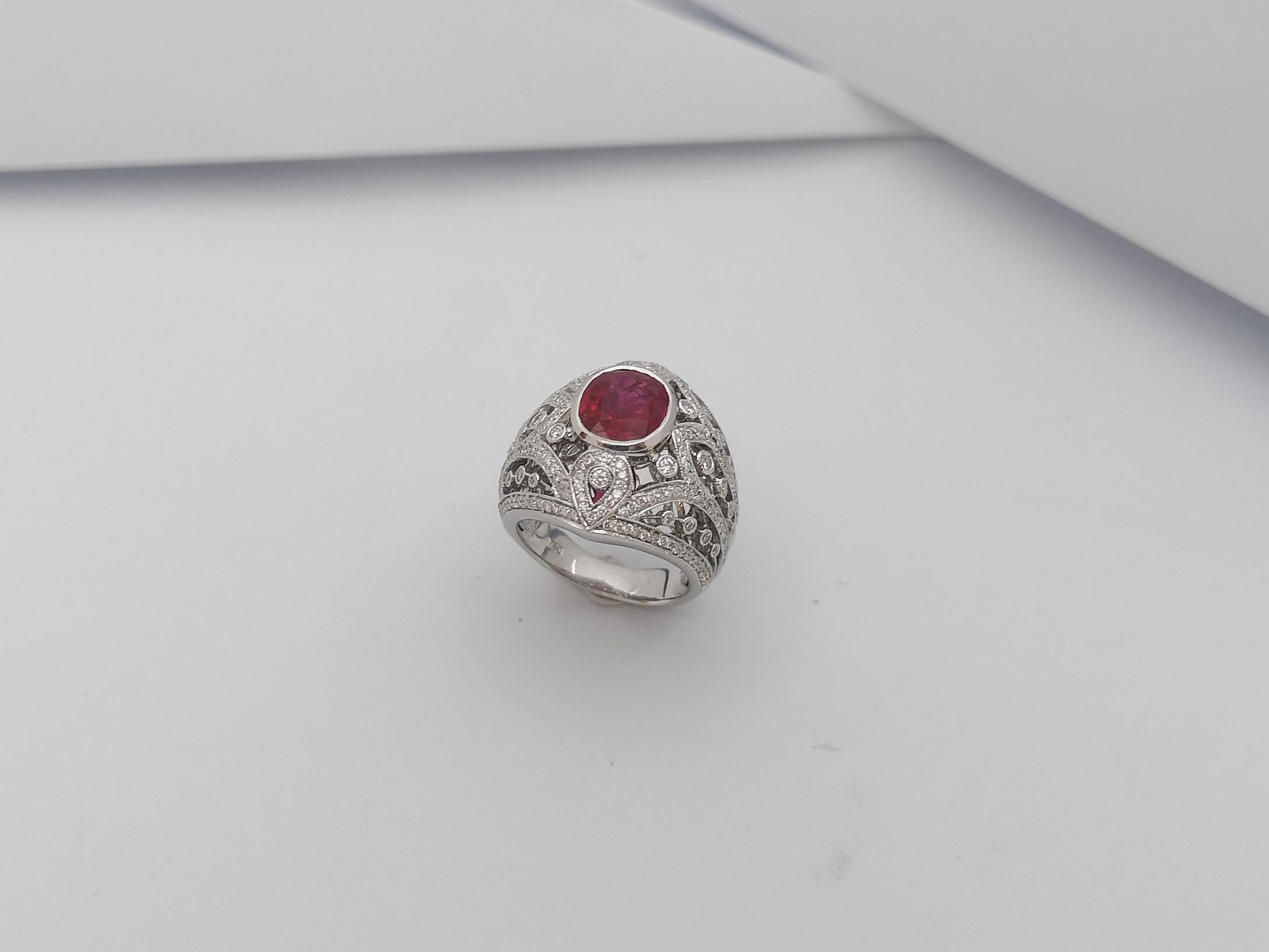 Bague en or blanc 18 carats sertie de rubis et de diamants en vente 3