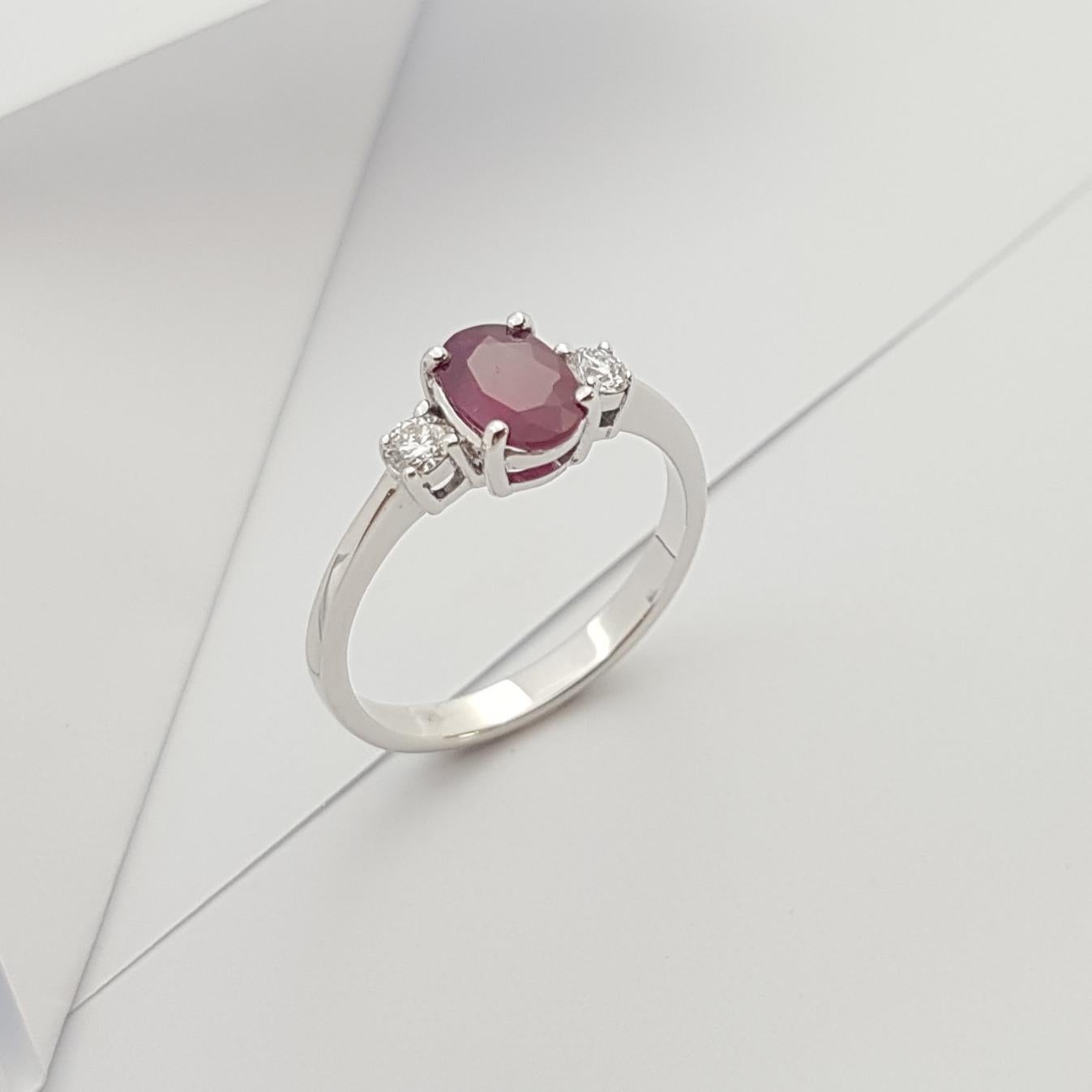 Rubin mit Diamanten  Ring aus 18 Karat Weißgold in Fassungen gefasst im Angebot 3