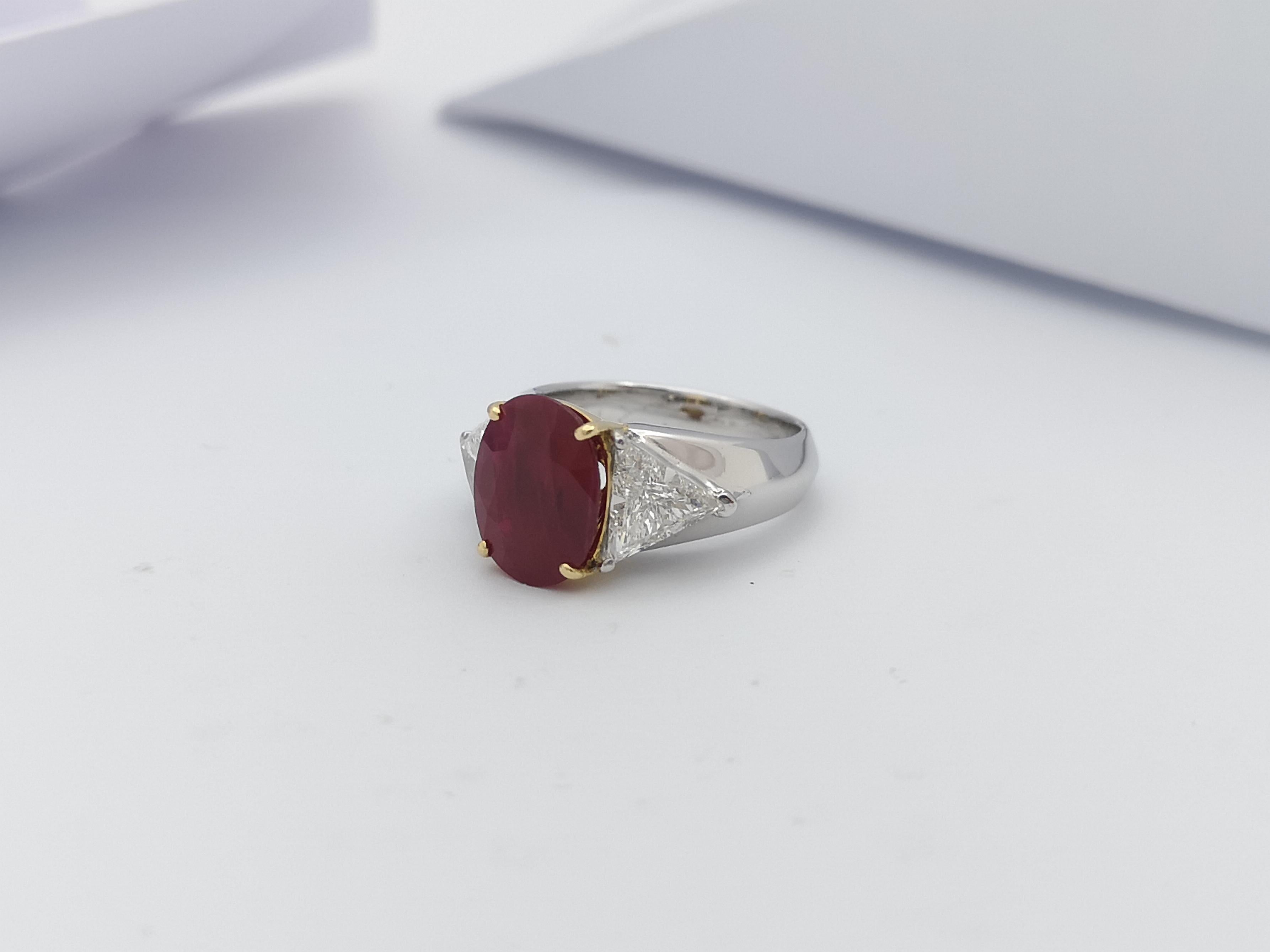 Bague en or blanc 18 carats ornée de rubis et de diamants en vente 3