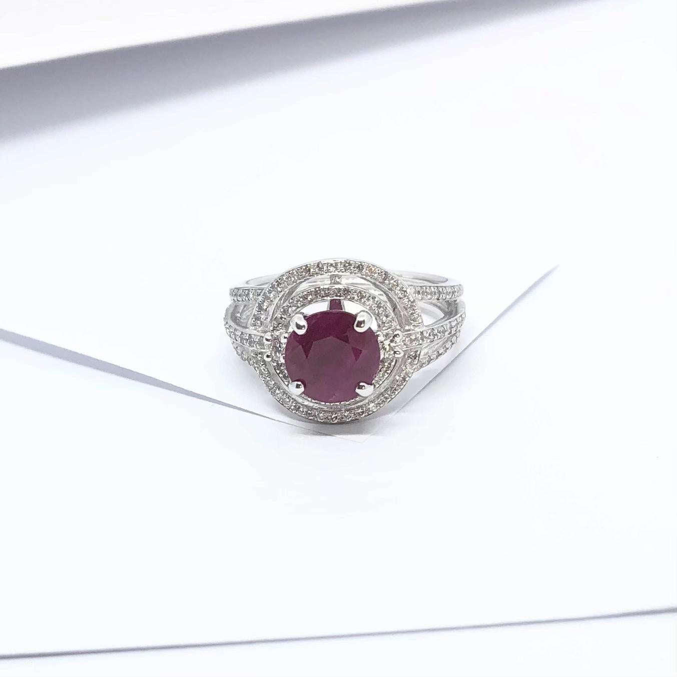 Anillo de Rubí con Diamantes engastado en Oro Blanco de 18 Kilates en venta 3