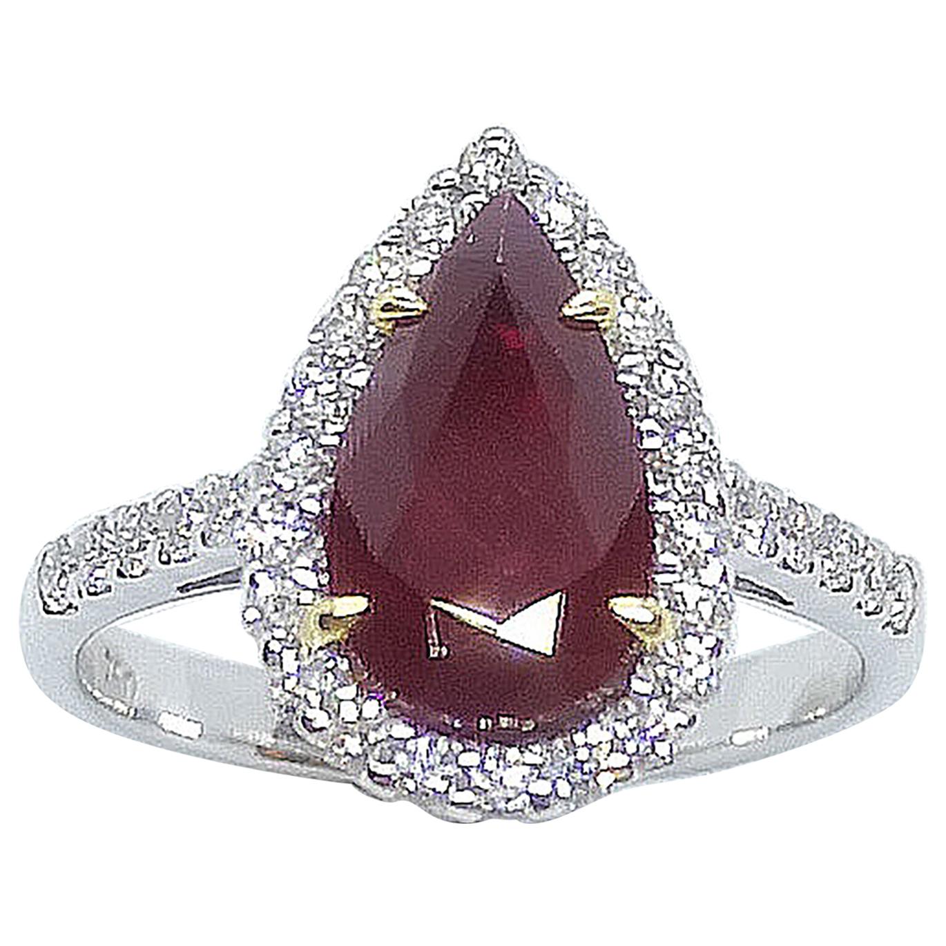 Rubin-Ring mit Diamanten in 18 Karat Weißgold gefasst