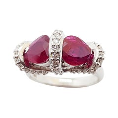 Anillo de Rubí con Diamantes engastado en Oro Blanco de 18 Kilates