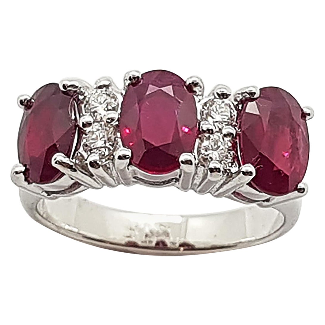 Bague en or blanc 18 carats sertie de rubis et de diamants
