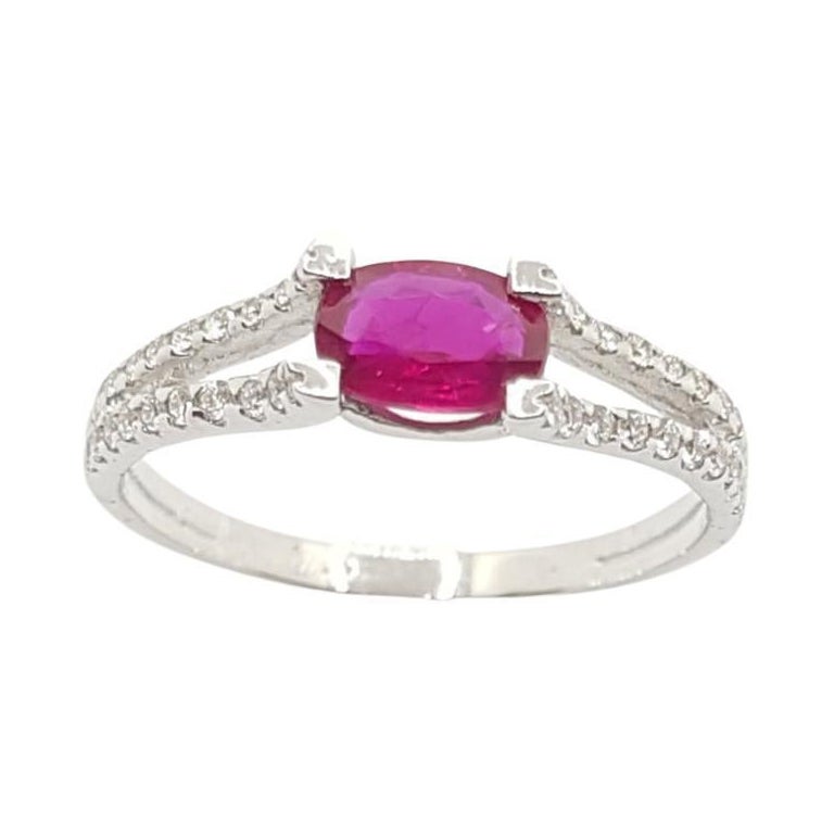 Bague en rubis et diamants sertie dans des montures en or blanc 18 carats