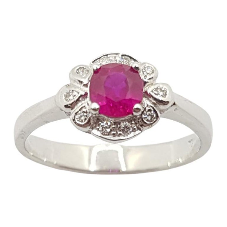 Bague en rubis et diamants sertie dans des montures en or blanc 18 carats