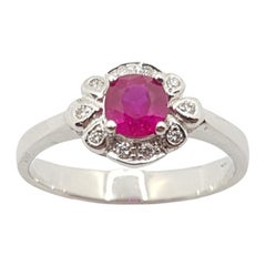 Bague en rubis et diamants sertie dans des montures en or blanc 18 carats