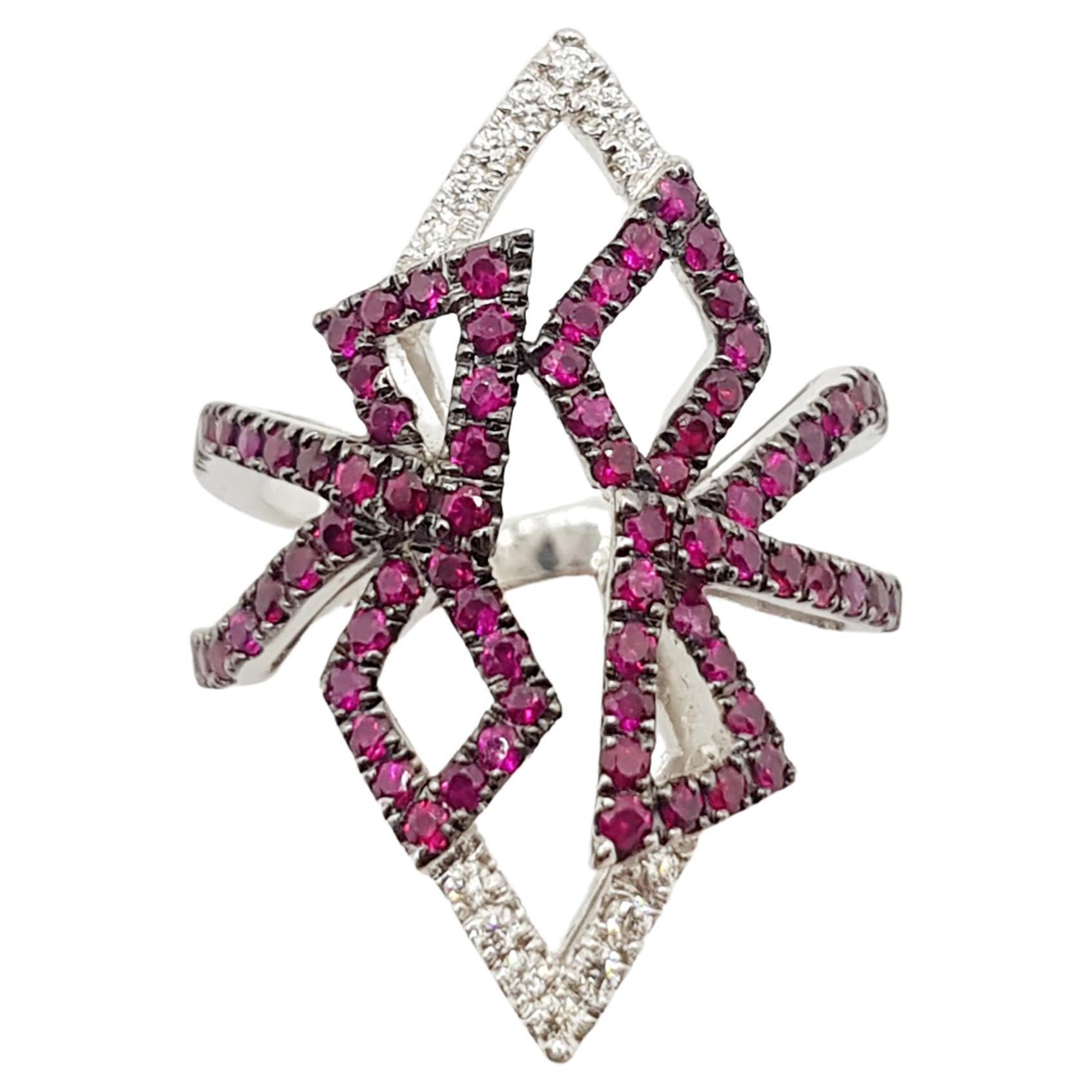 Bague en rubis et diamants sertie dans des montures en or blanc 18 carats
