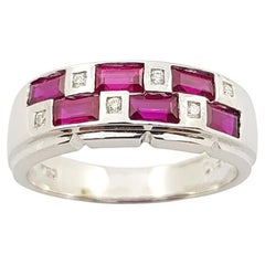 Ruby  Bague avec diamants sertis dans des montures en or blanc 18 carats