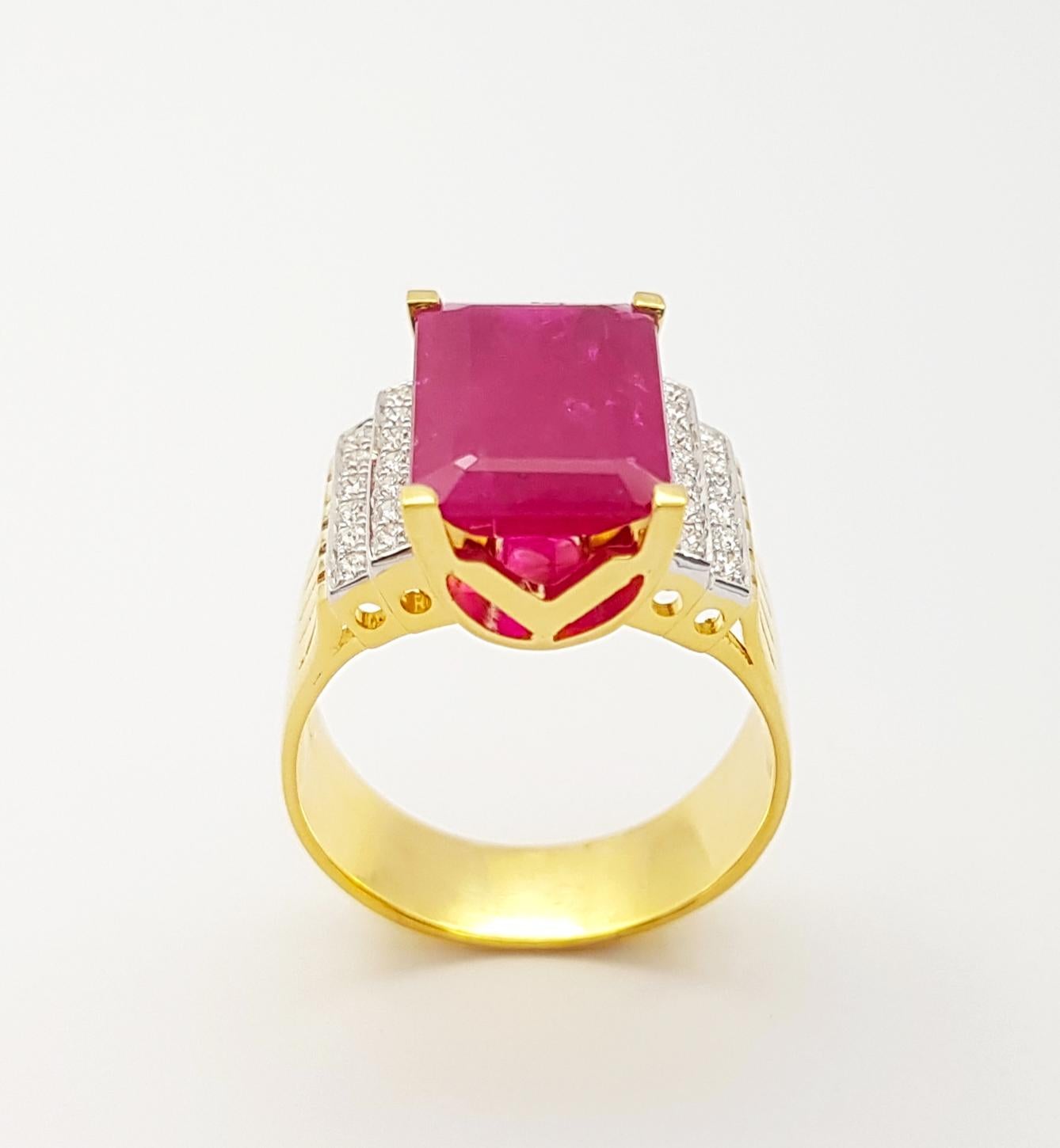 Rubin mit Diamanten  Ring in 18 Karat Goldfassungen gefasst im Angebot 4