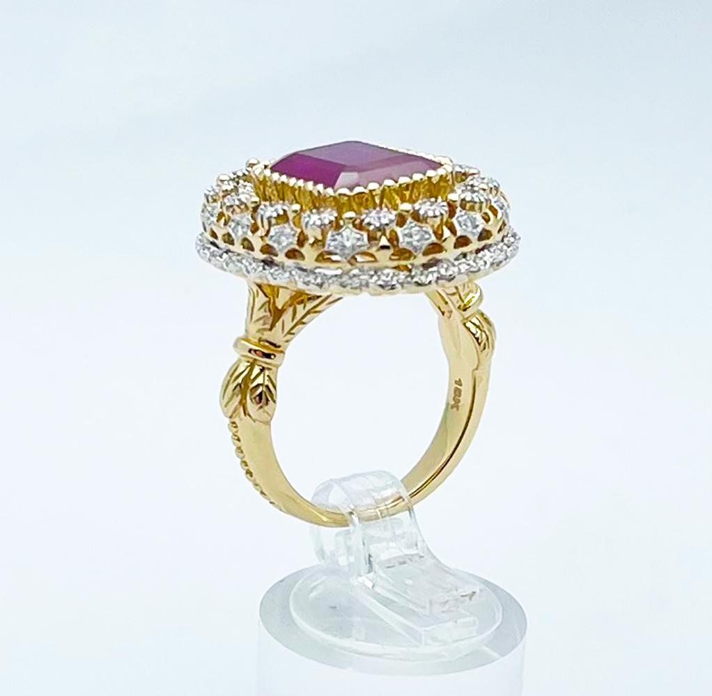 Anillo de rubí con diamantes engastado en oro de 18 quilates en venta 4