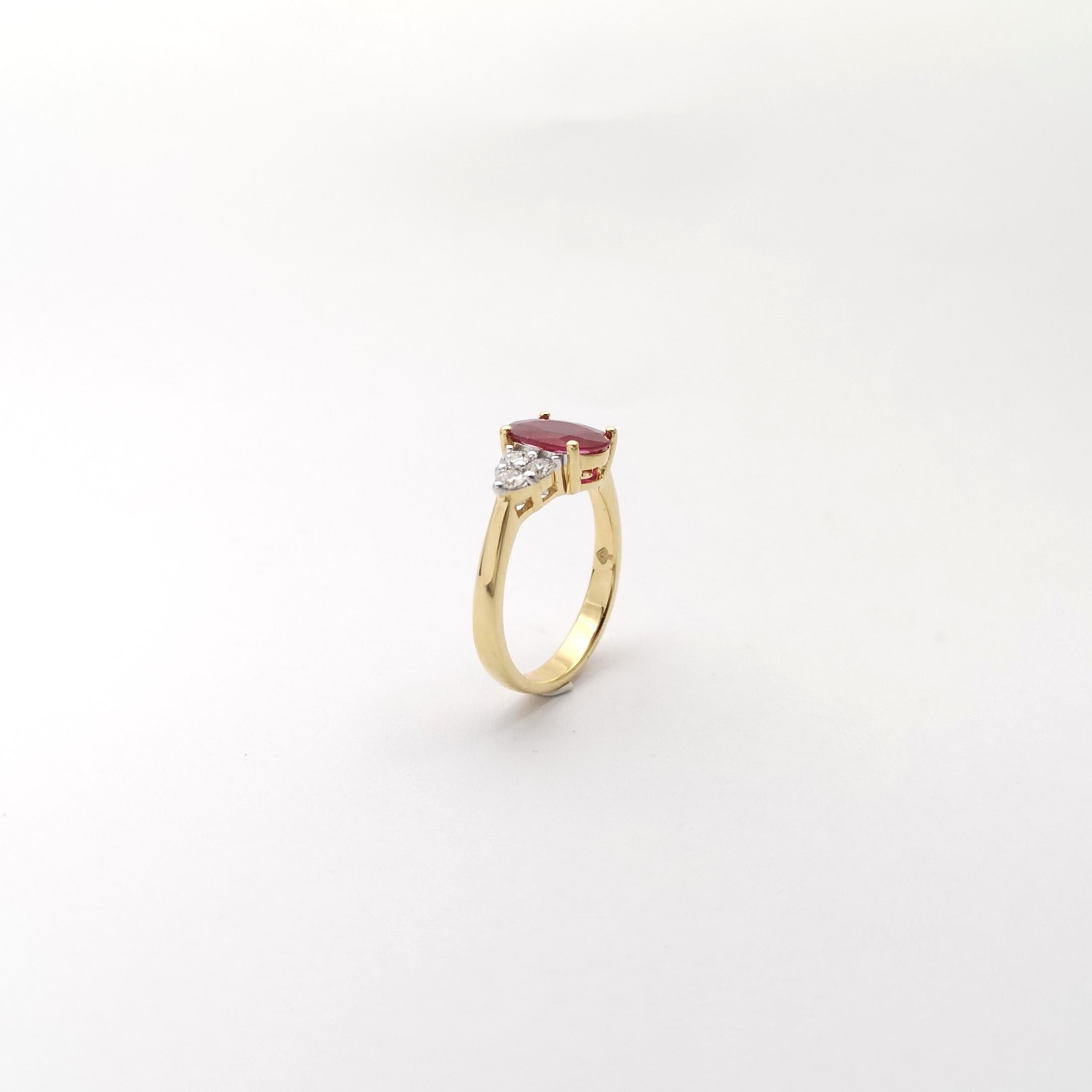 Bague en or 18 carats sertie de rubis et de diamants en vente 4