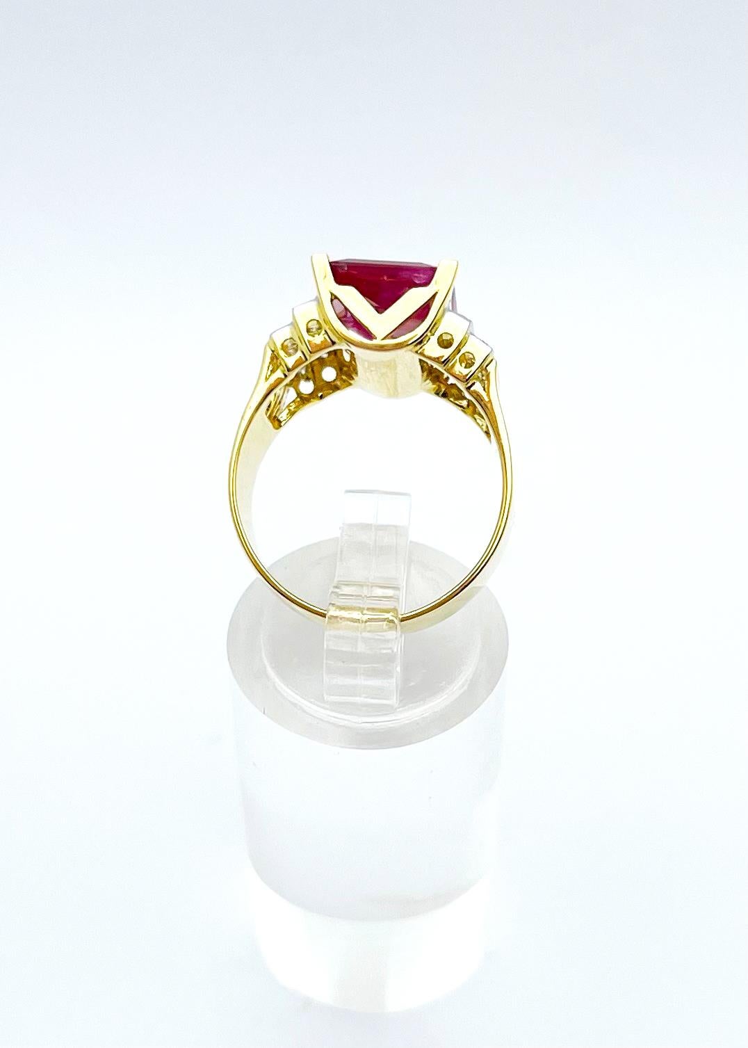 Rubin mit Diamanten  Ring in 18 Karat Goldfassungen gefasst im Angebot 5